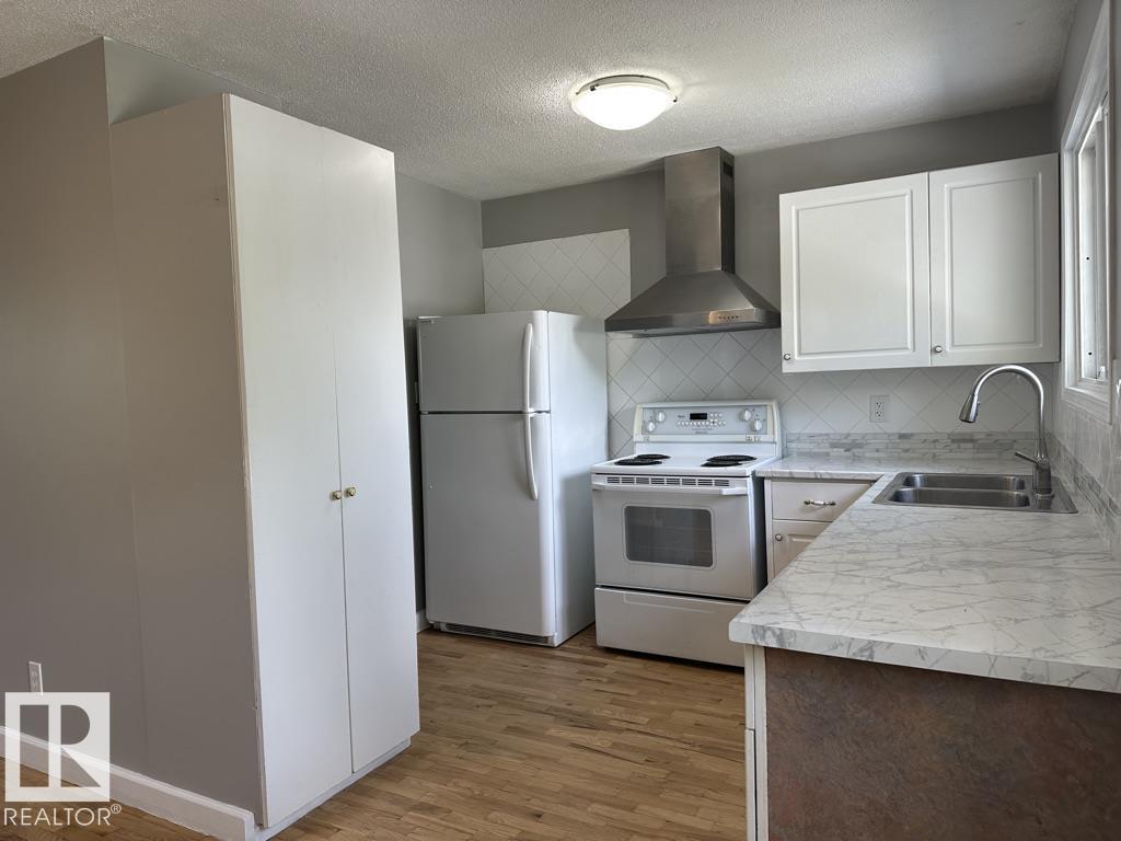 Photo 10 at 9512/9514 128 Avenue NW, Killarney, Edmonton
