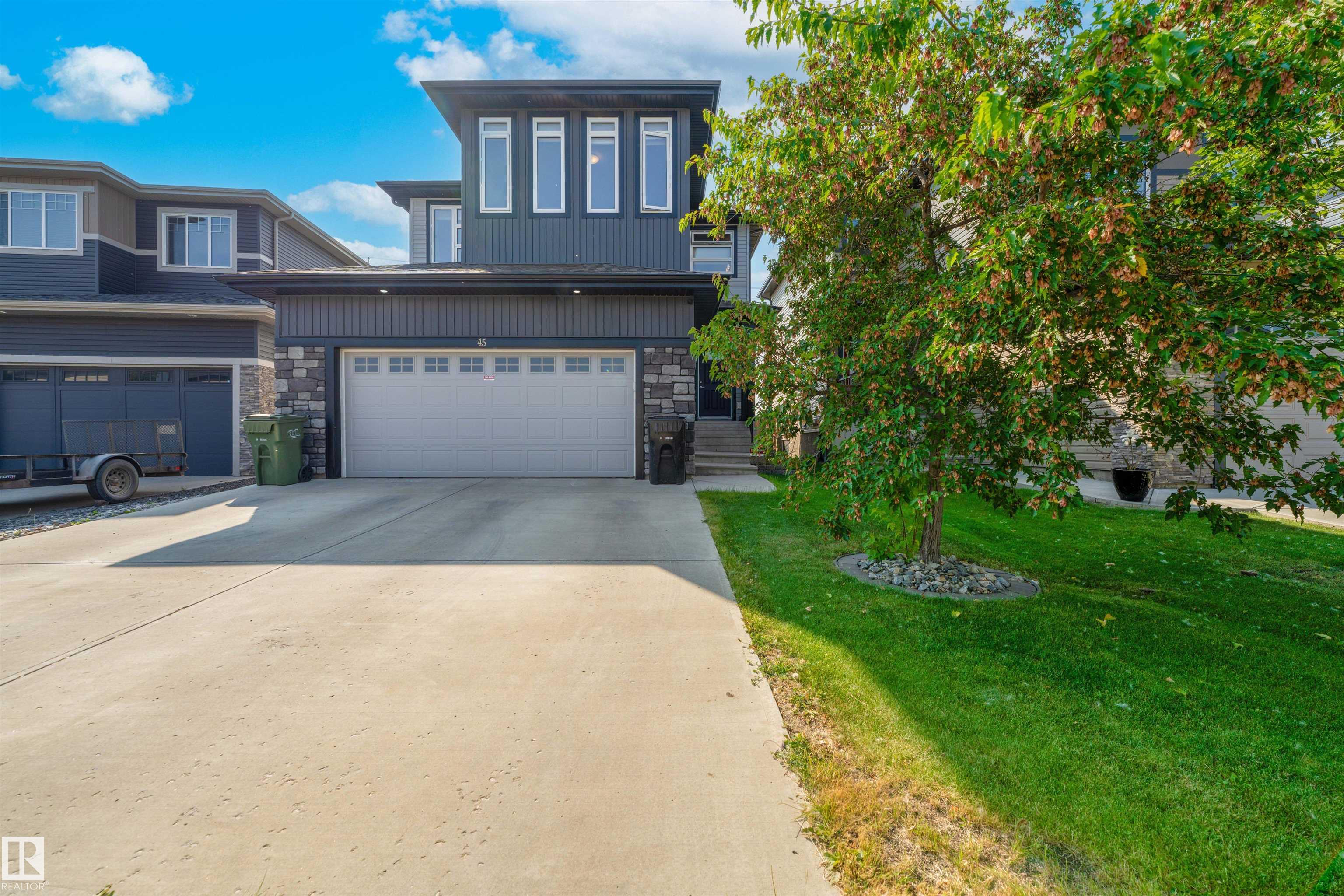 Photo 2 at 45 Sandalwood Place, Suntree, Leduc