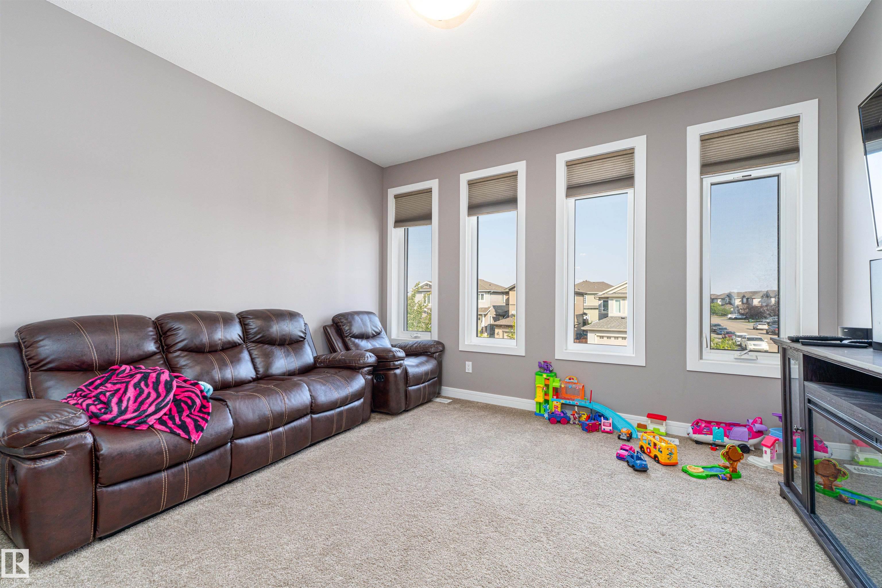 Photo 22 at 45 Sandalwood Place, Suntree, Leduc