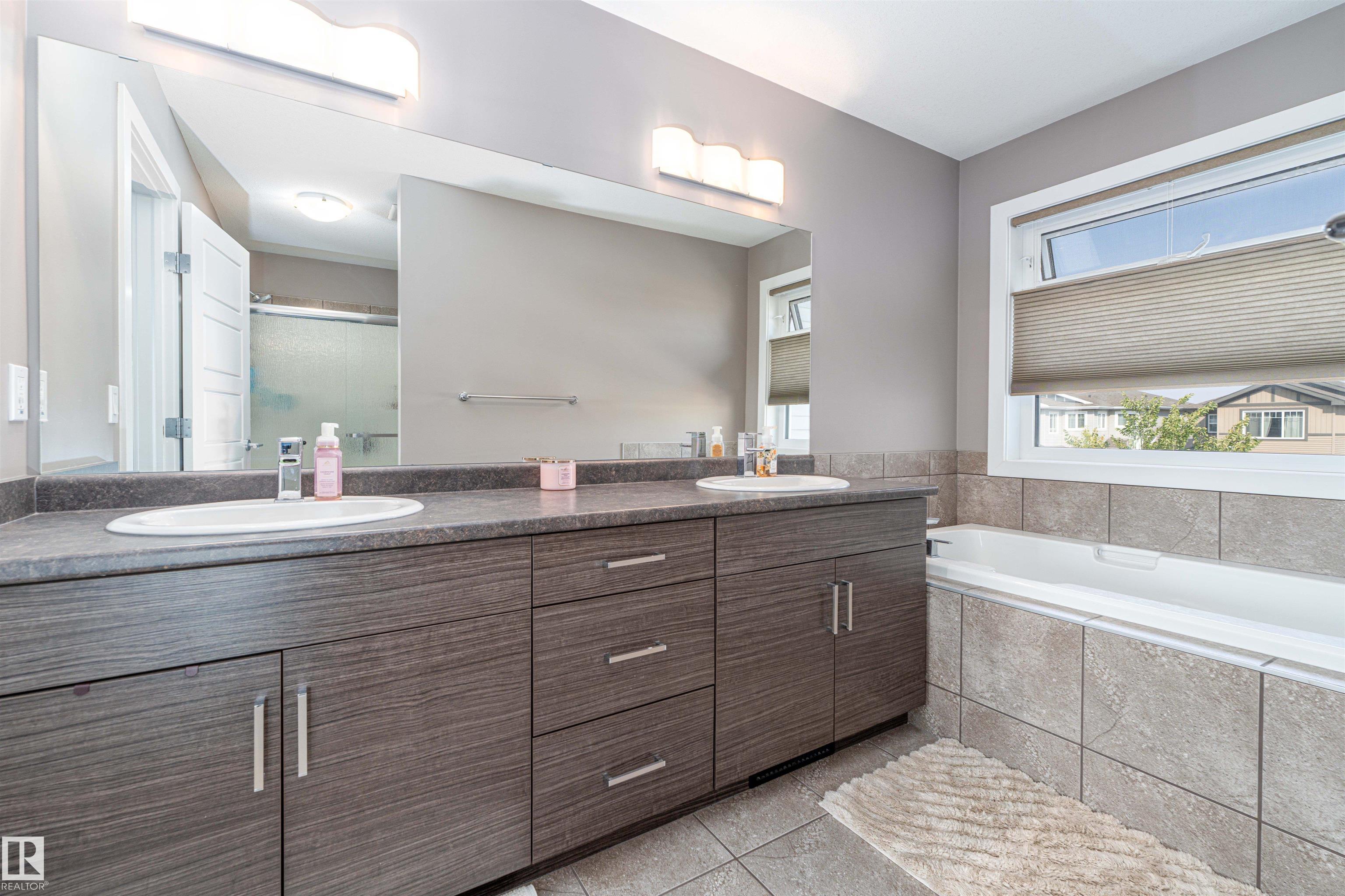 Photo 38 at 45 Sandalwood Place, Suntree, Leduc
