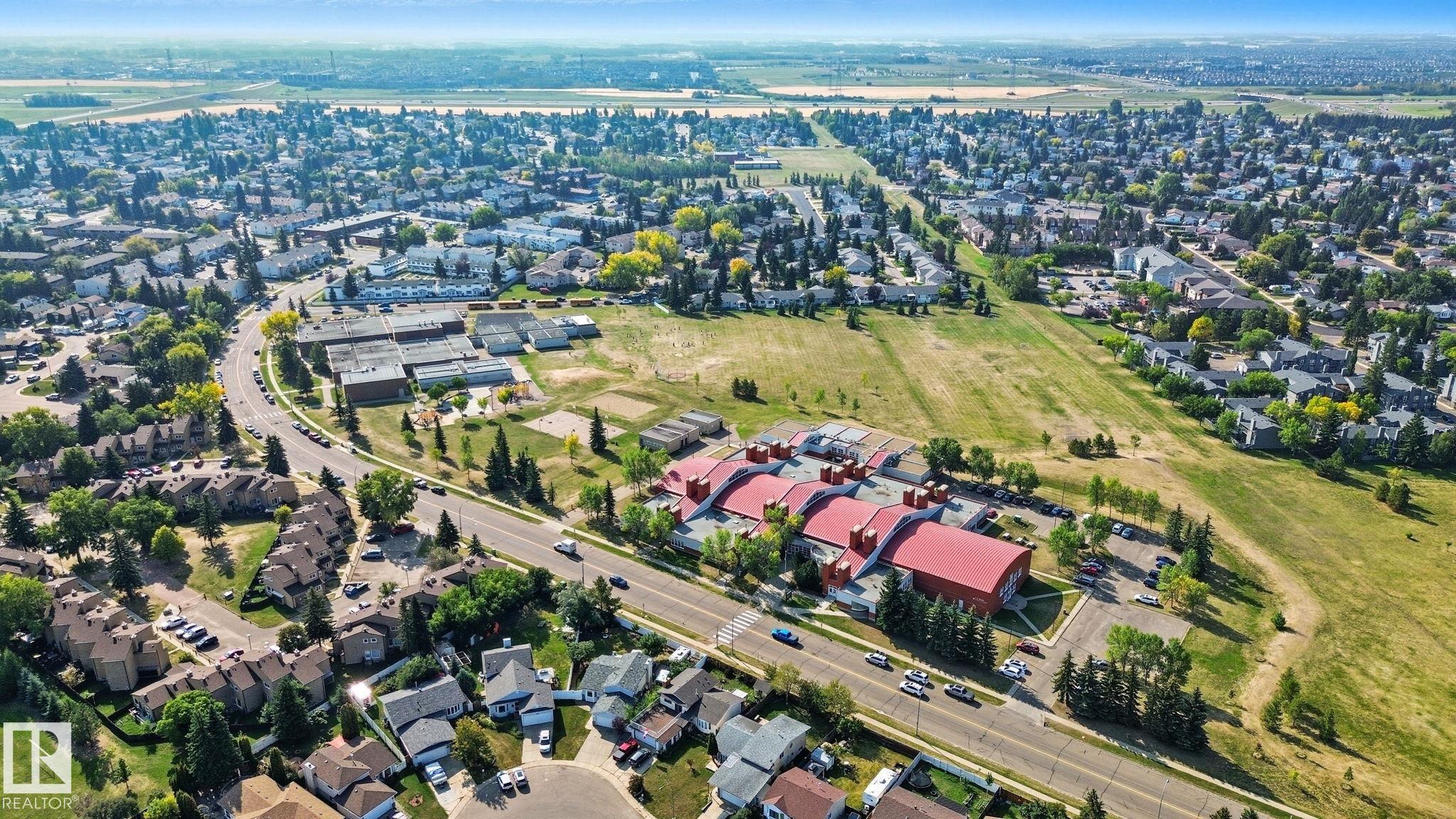 http://cdnparap120.paragonrels.com/ParagonImages/Property/p12/RAE/225370613/66/0/0/d595eaf3a1f21769c3536a5eeb5ef290/1/aaf74ed60cd71686561382aabaa2c9d2/225370613-6c9374e5-2284-4626-acfb-6655e6ff15bd.JPG