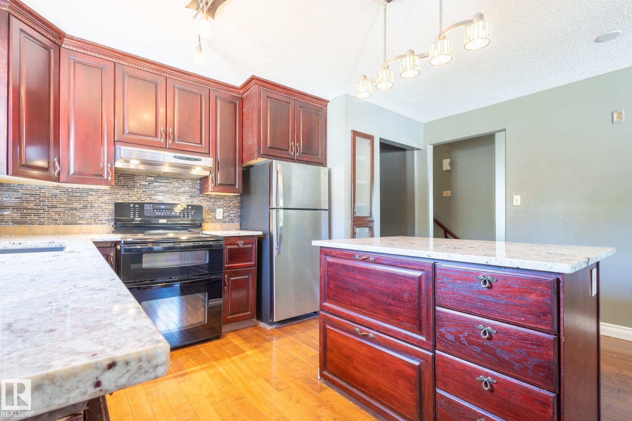 Photo 9 at 16 Larose Drive, Lacombe Park, St. Albert