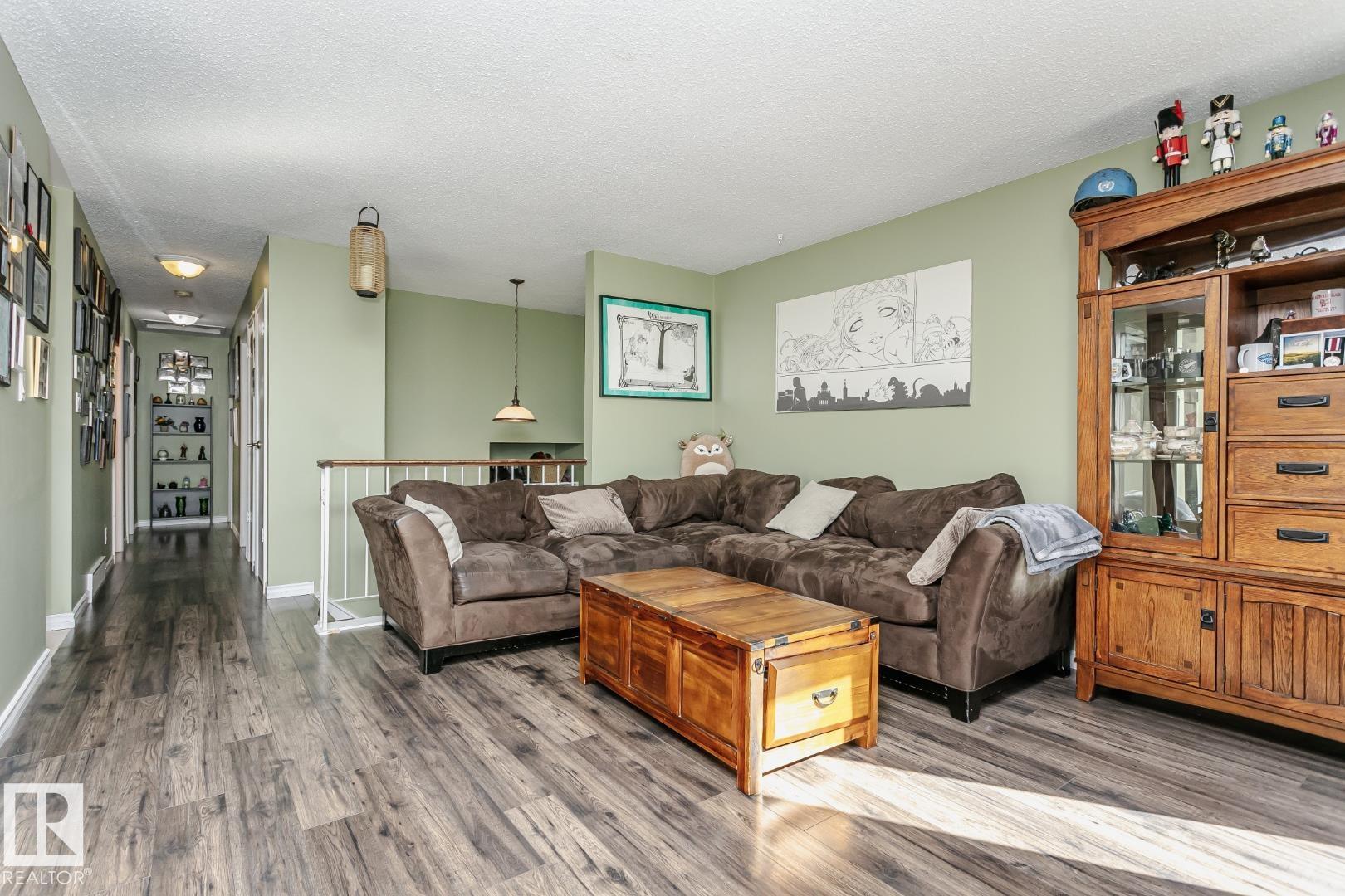 http://cdnparap120.paragonrels.com/ParagonImages/Property/p12/RAE/225370944/4/0/0/18ce37ac8940dcac98948c33af498a4b/1/44980456df97f1e120cc1db083a1de45/225370944-320a328f-cfd7-46ab-81c8-6d04e4e67981.JPG