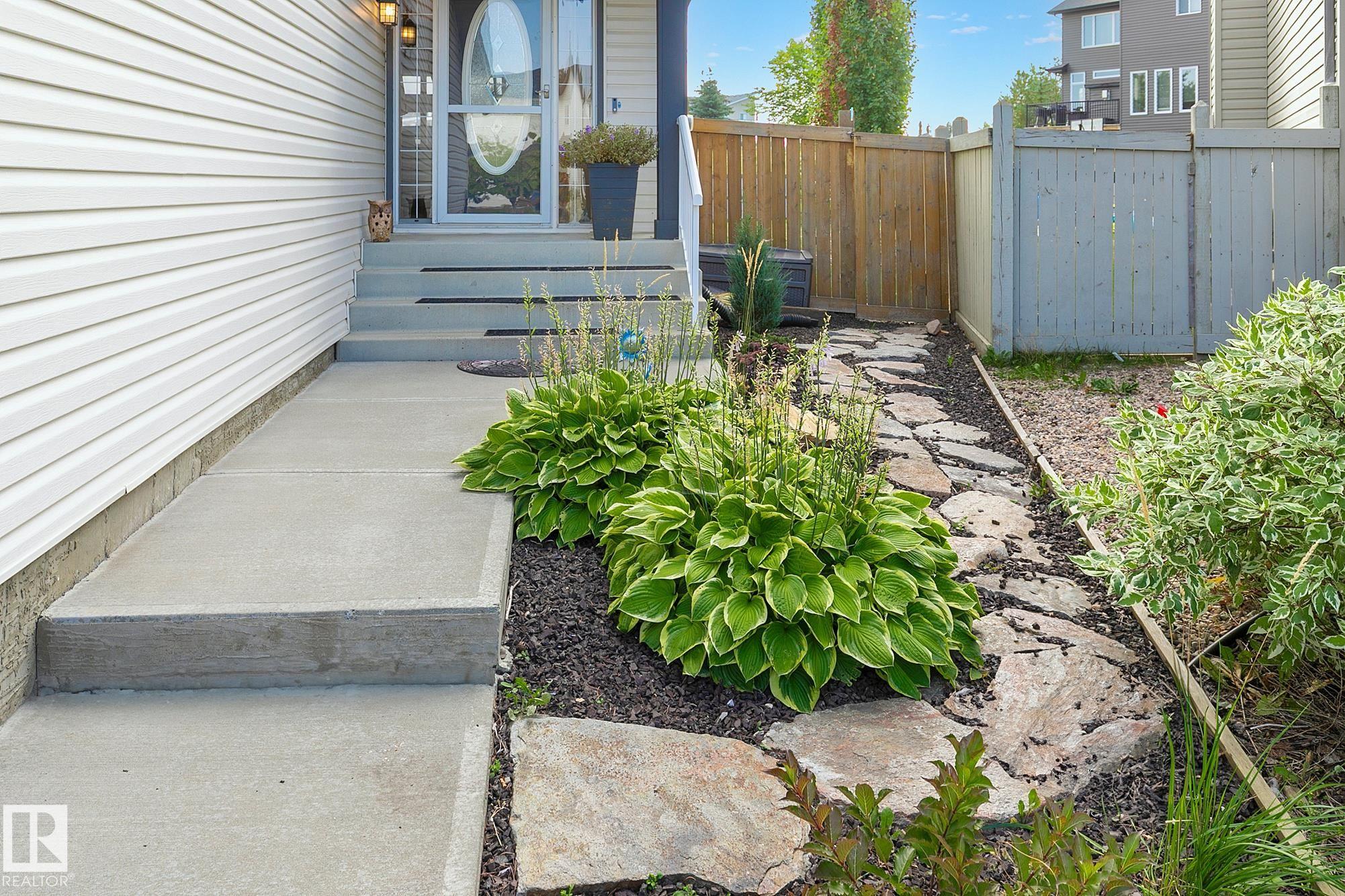 Photo 2 at 15 Harwood Court, Heatherglen, Spruce Grove