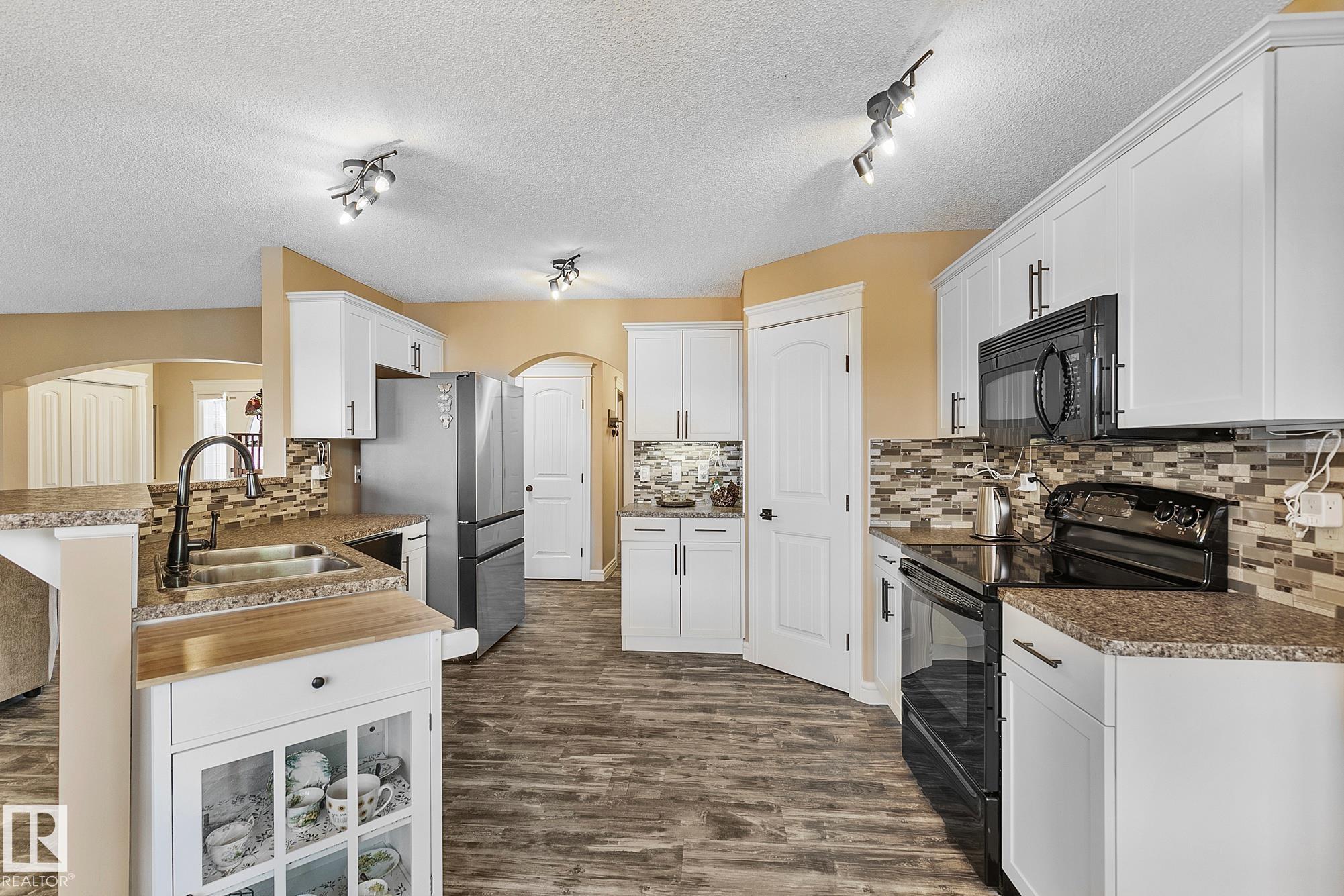Photo 11 at 15 Harwood Court, Heatherglen, Spruce Grove