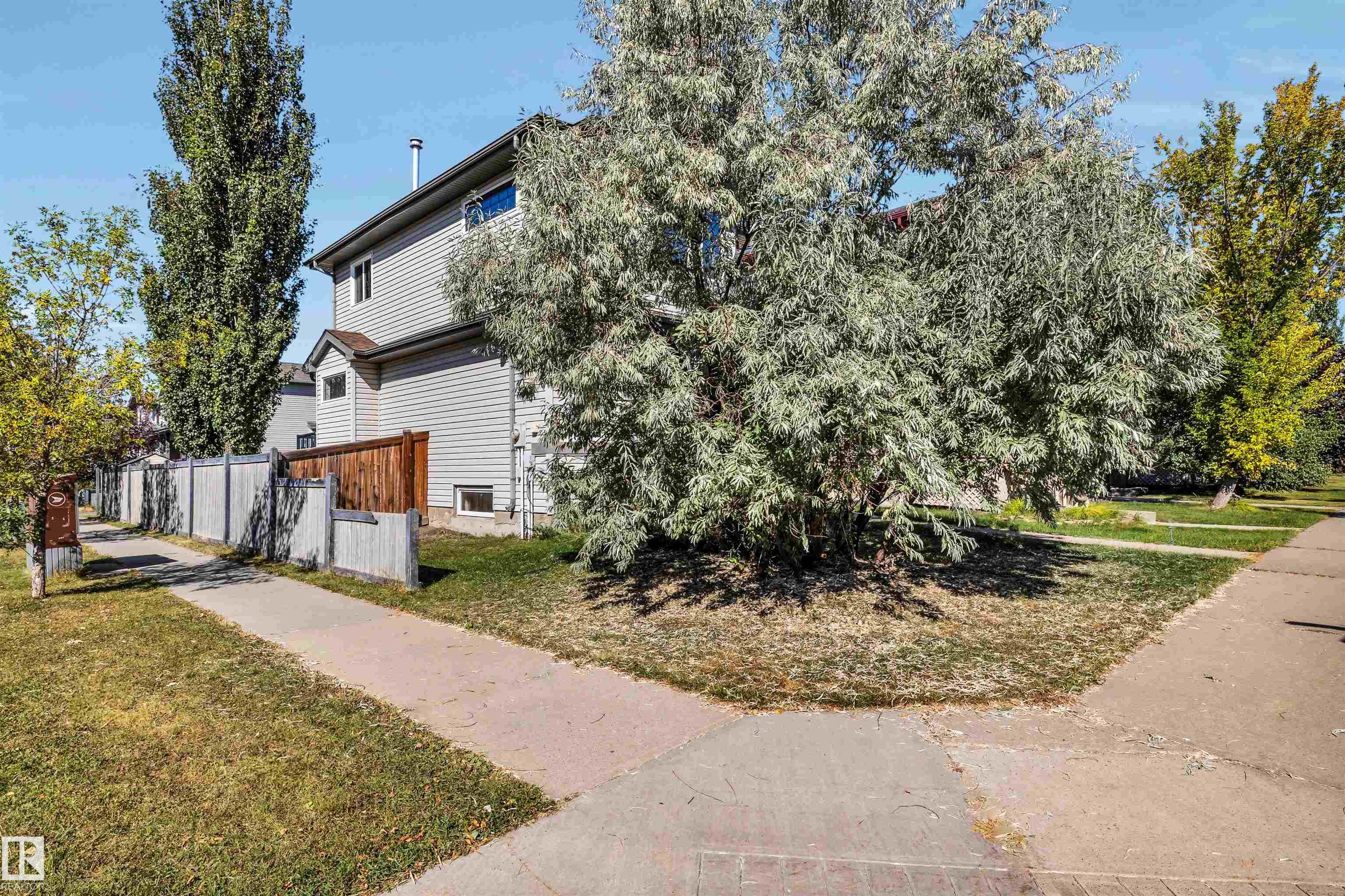 Photo 2 at 163 Bridgeport Boulevard, Bridgeport, Leduc