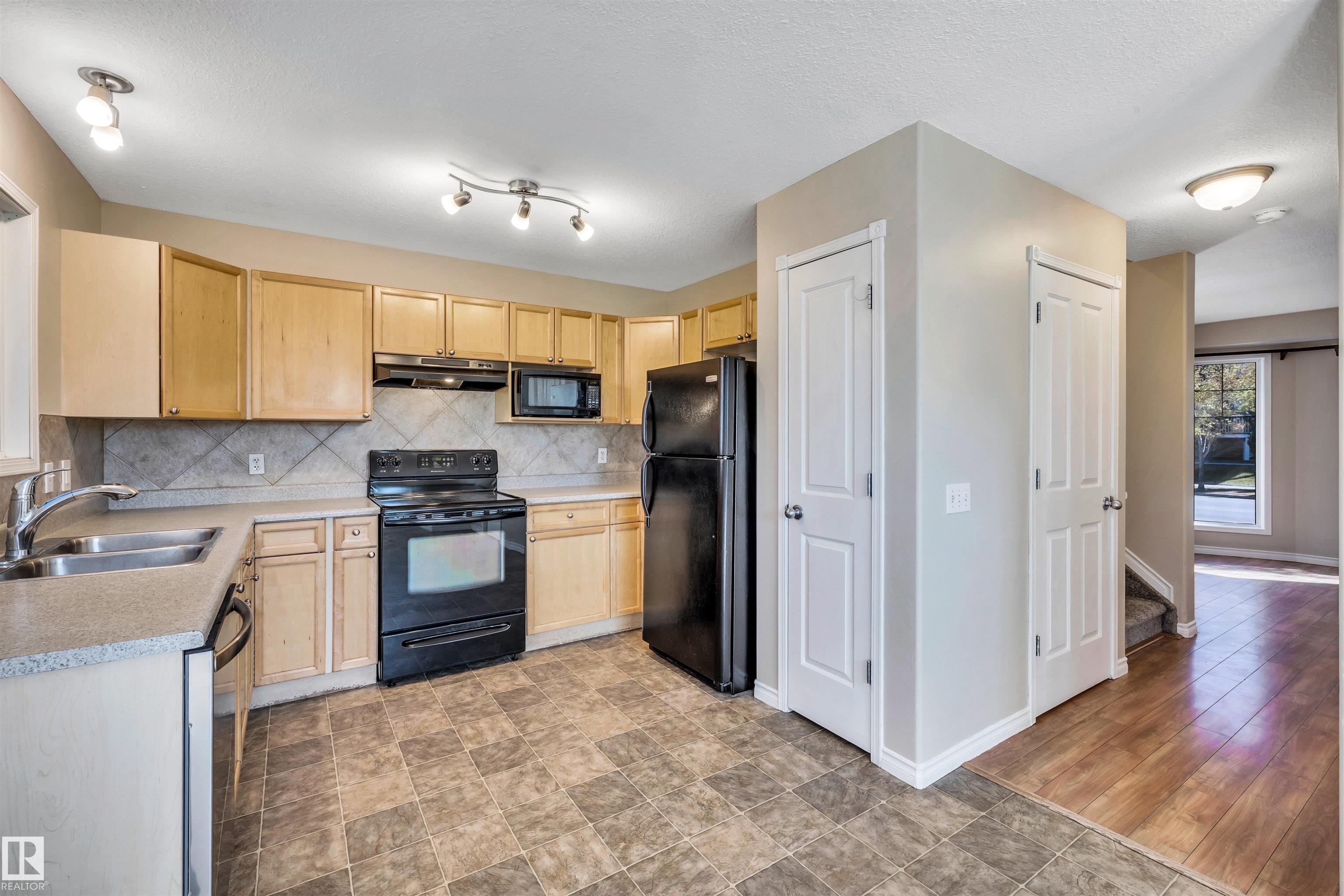 Photo 8 at 163 Bridgeport Boulevard, Bridgeport, Leduc