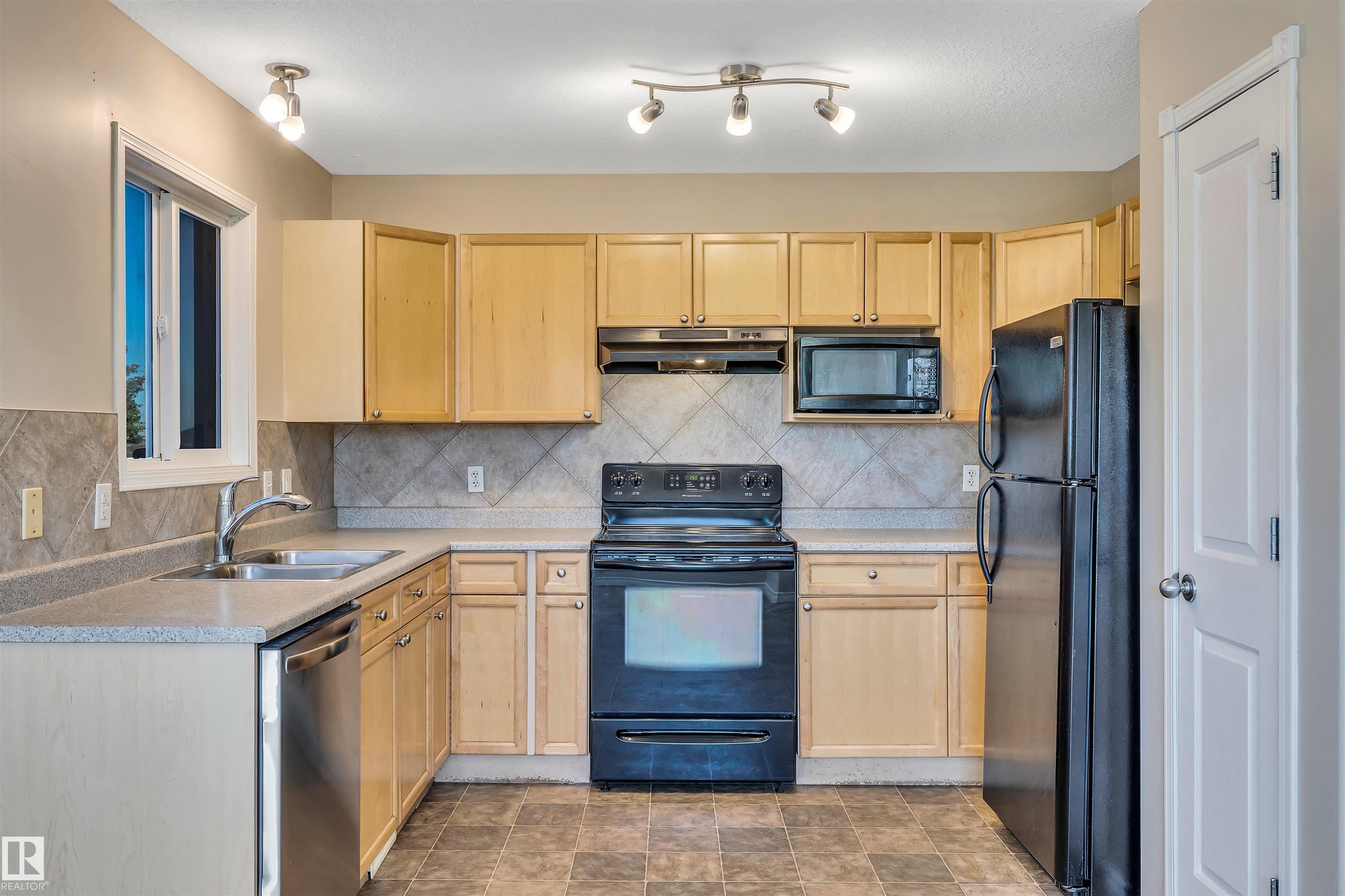 Photo 9 at 163 Bridgeport Boulevard, Bridgeport, Leduc