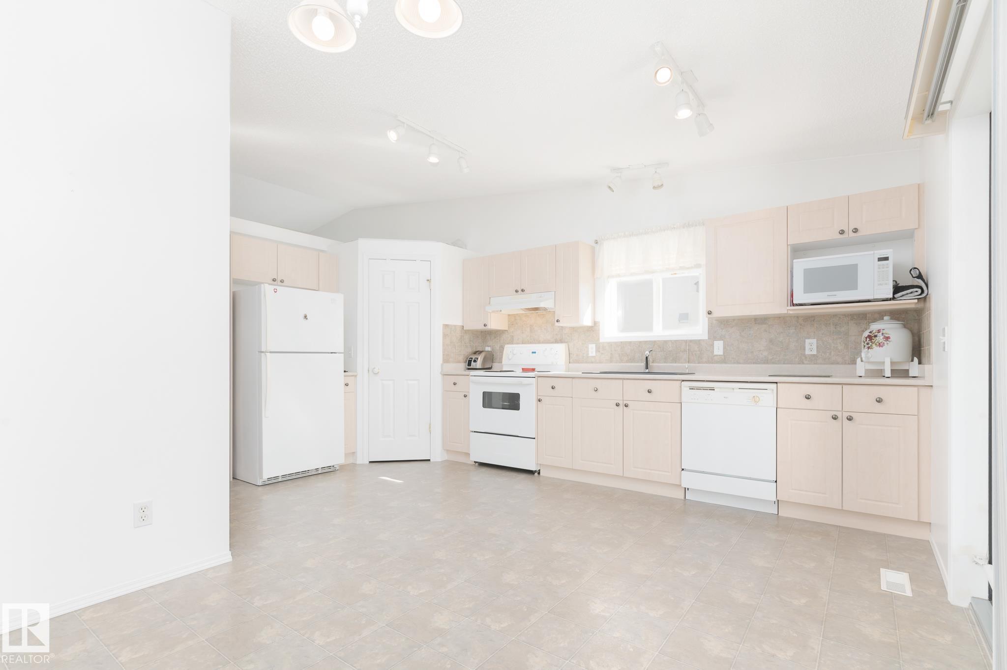 Photo 8 at 5 Langley Crescent, Lakewood, Spruce Grove