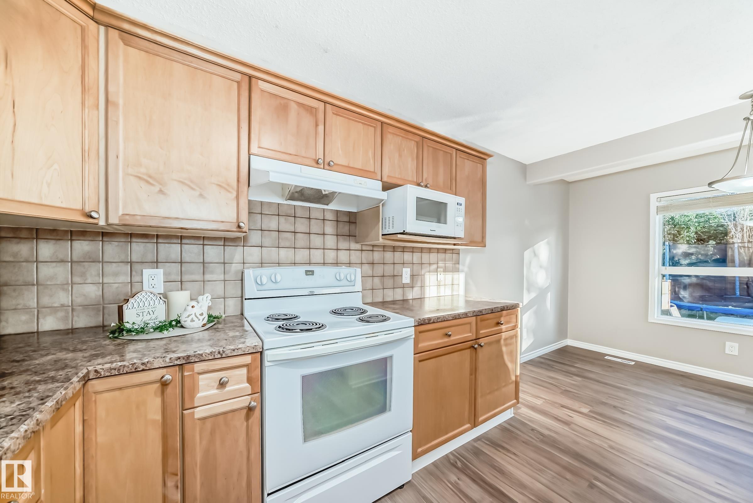 Photo 11 at 14 Spring Gate, Spruce Ridge, Spruce Grove