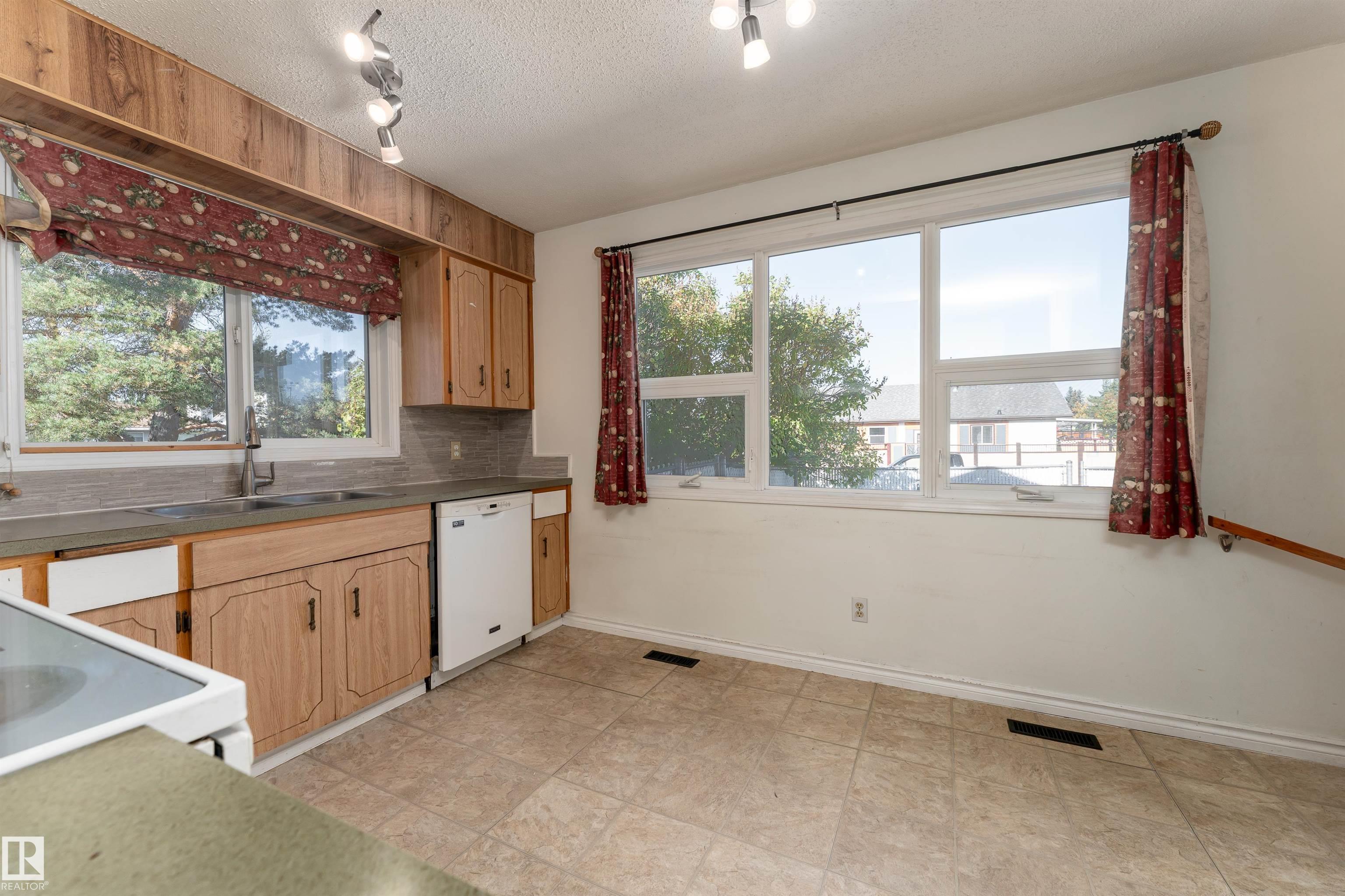 Photo 4 at 4114 43b Avenue, South Park, Leduc