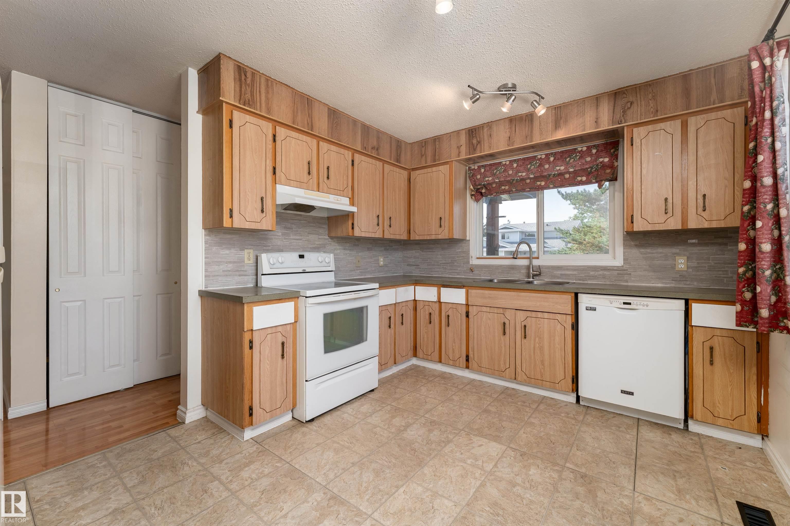 Photo 5 at 4114 43b Avenue, South Park, Leduc