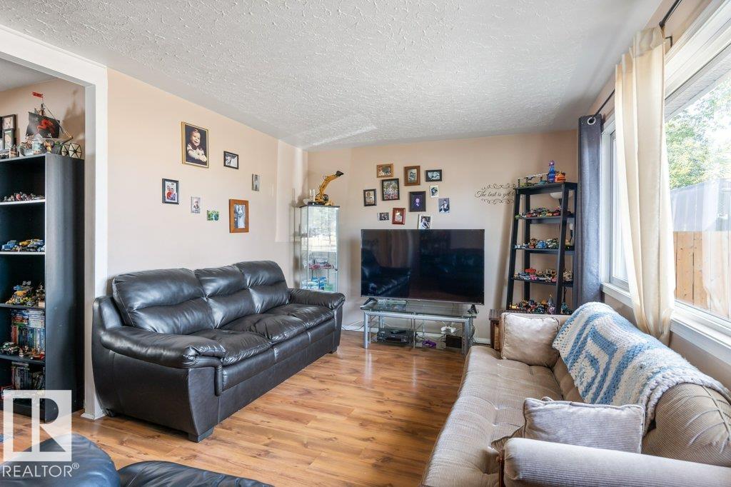 http://cdnparap120.paragonrels.com/ParagonImages/Property/p12/RAE/225371441/4/0/0/b3afe7d8a6eb6fb83c3ff15b2ae6acdd/1/1ef781c538622025f8e3c6deadcd976f/225371441-3549f5c1-a6cb-4c6d-a736-01befb37acf1.JPG