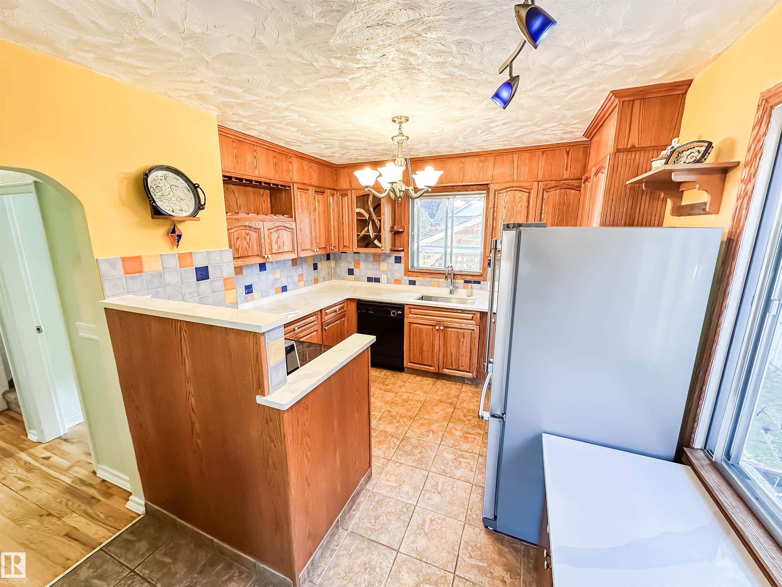 http://cdnparap120.paragonrels.com/ParagonImages/Property/p12/RAE/225371612/8/0/0/e8d2c22edbbb3b9c8f6ea9aa03a05d82/1/16ad6ea66fba74e0f29e19069ea257f7/225371612-6344869a-4f66-4433-ba1d-ed1c15c6097e.JPG