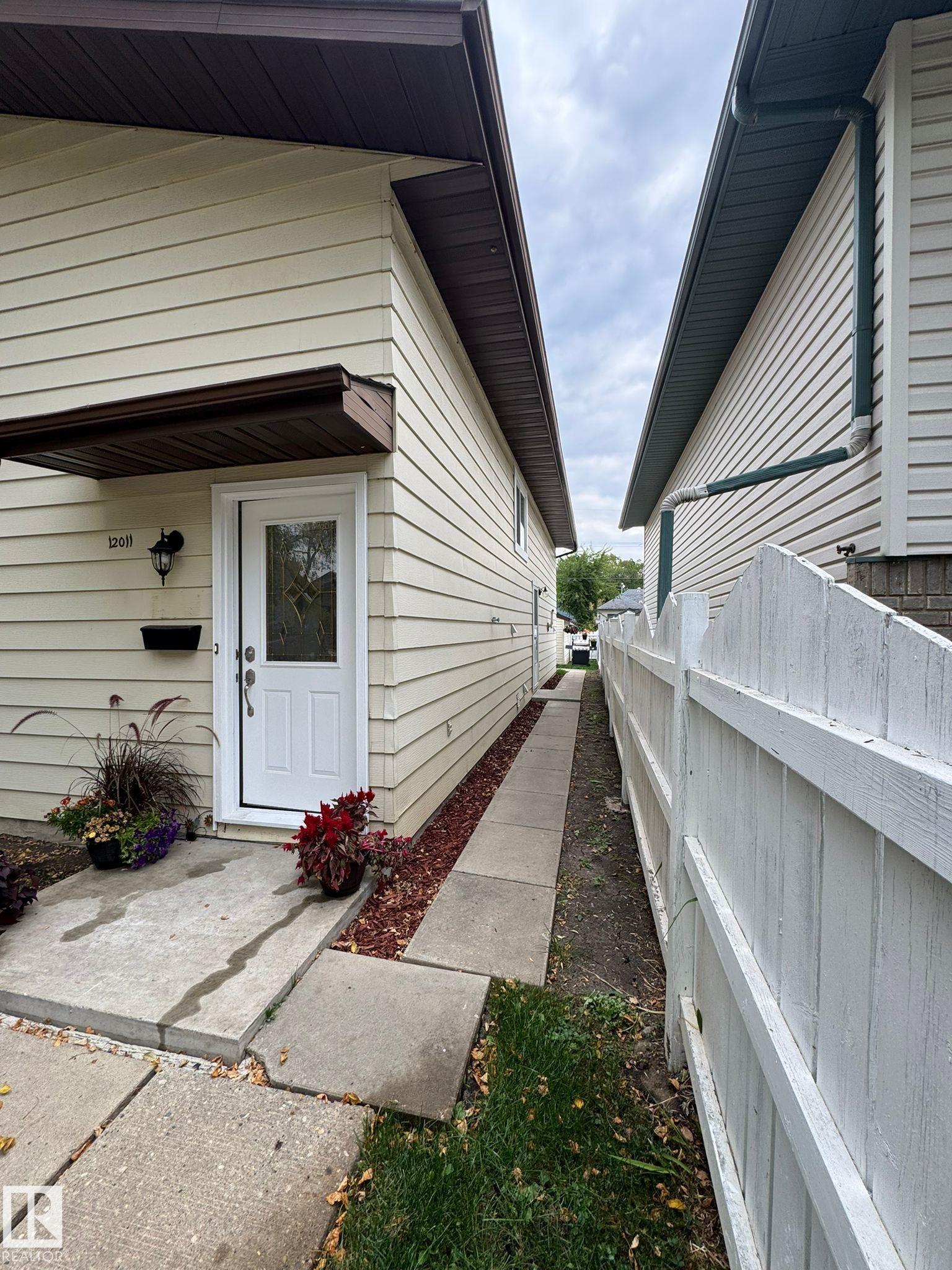 Photo 32 at 12011 95a Street NW, Alberta Avenue, Edmonton