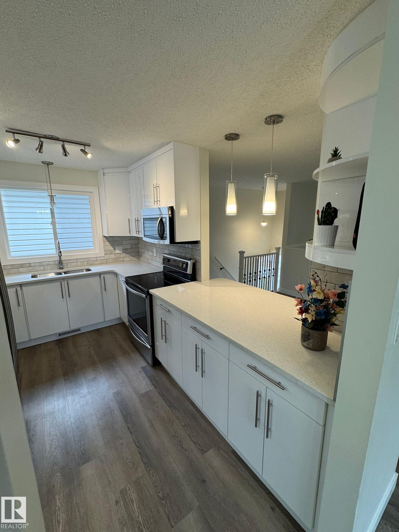 Photo 5 at 12011 95a Street NW, Alberta Avenue, Edmonton