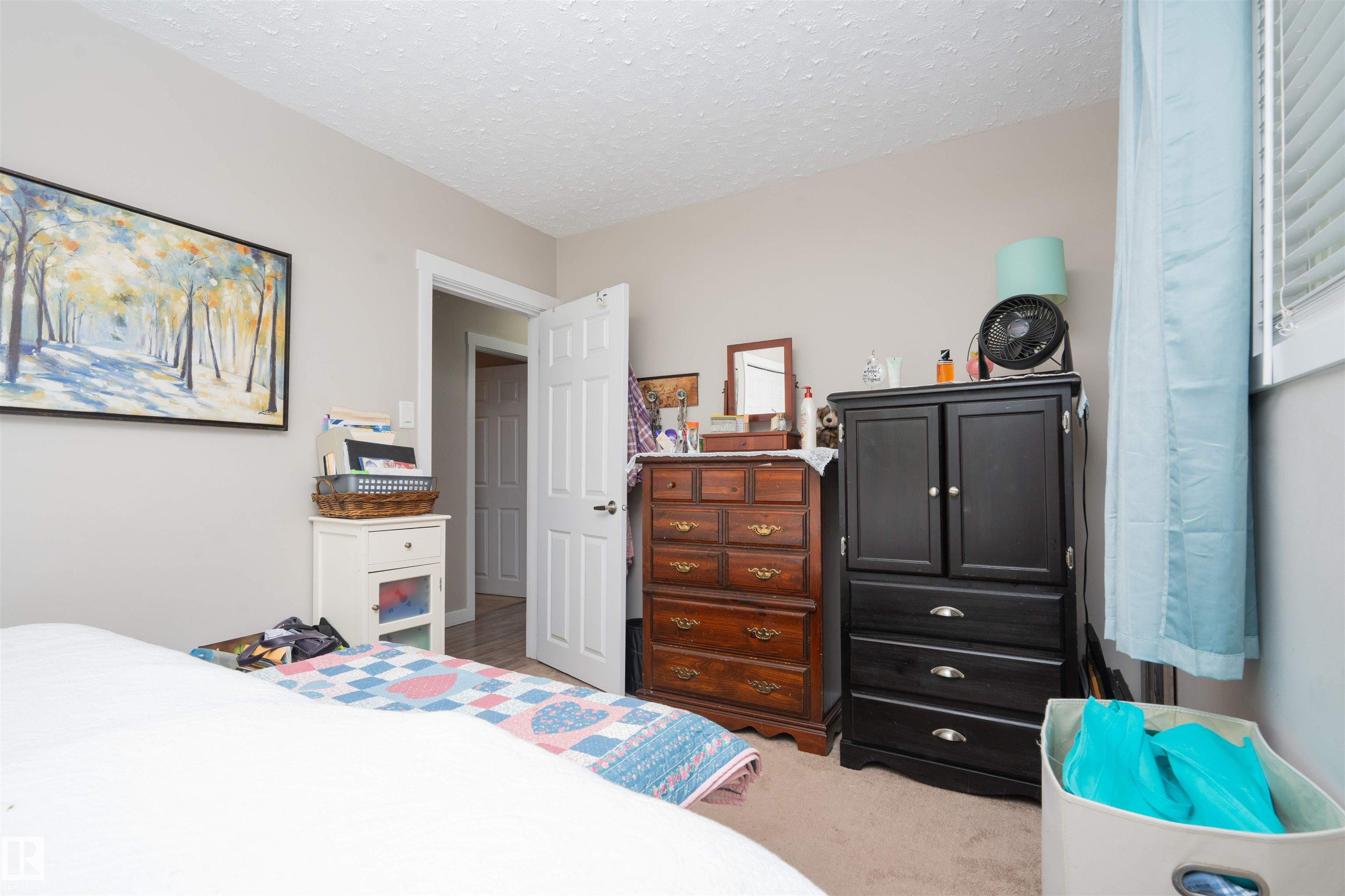 http://cdnparap120.paragonrels.com/ParagonImages/Property/p12/RAE/225371844/15/0/0/a1ba758fd939e9551be30165c862430a/1/c087ef8172b91ef2b6648311abac0a8f/225371844-f42c83c7-1cd3-4780-99a2-00b9d710dd71.JPG