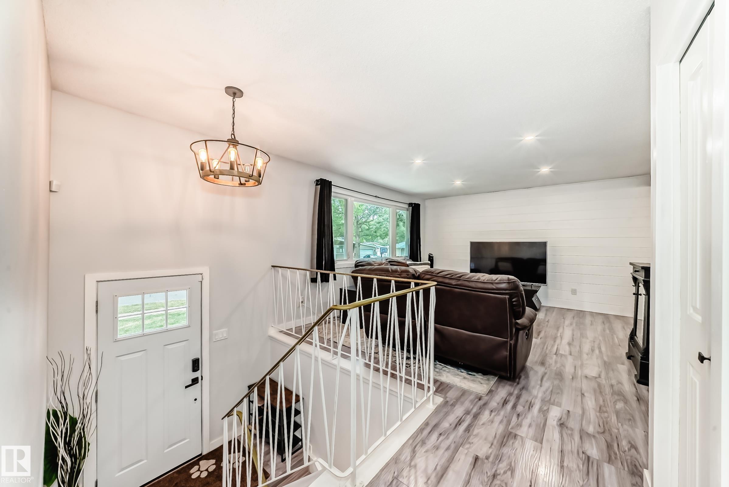 Photo 3 at 6 Beacon Crescent, Braeside, St. Albert