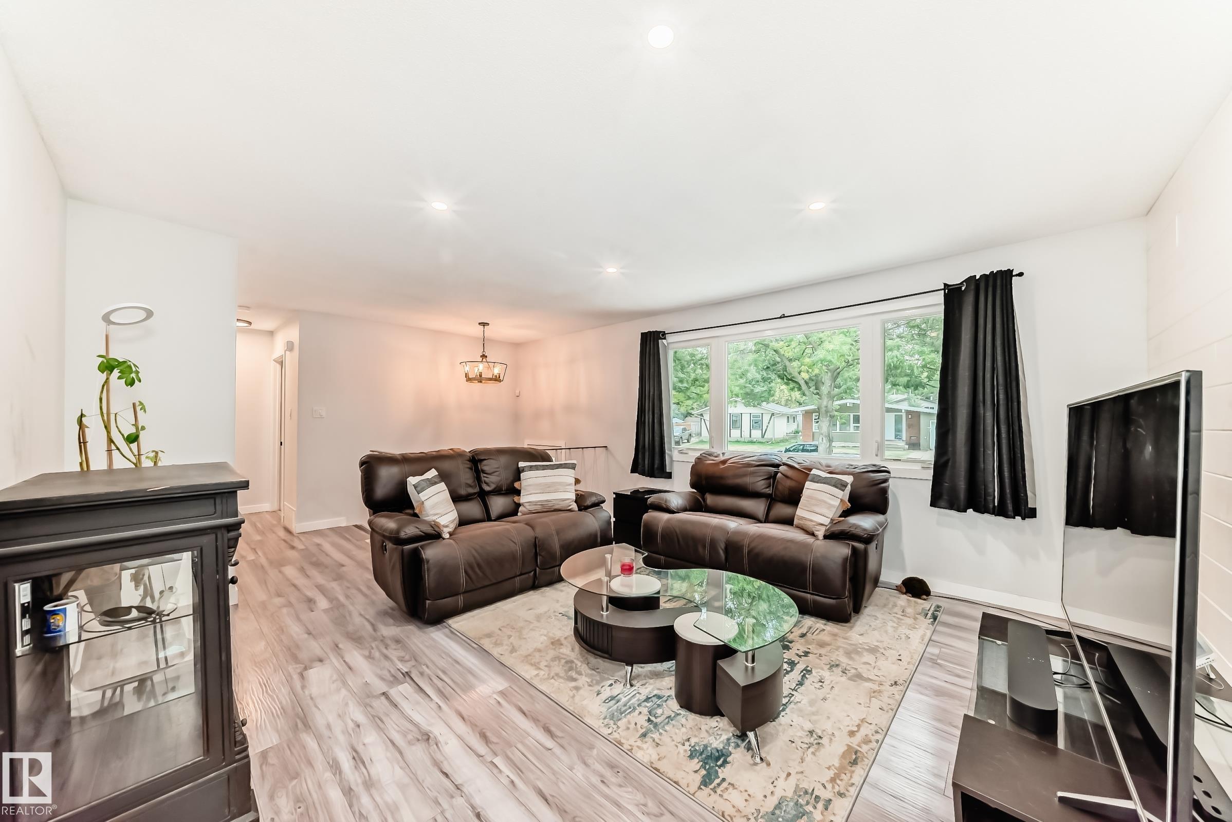 Photo 5 at 6 Beacon Crescent, Braeside, St. Albert