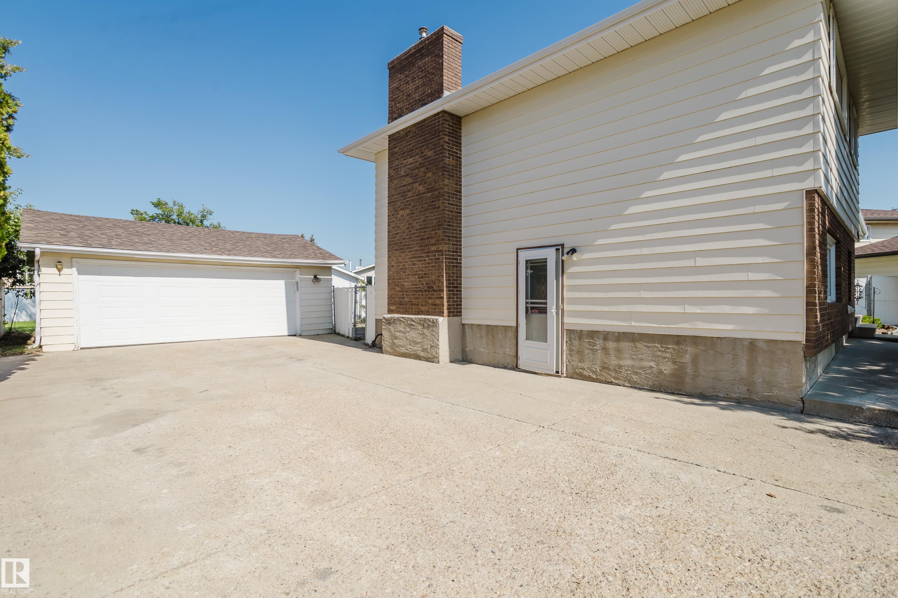 Photo 4 at 4102 43a Avenue, South Park, Leduc
