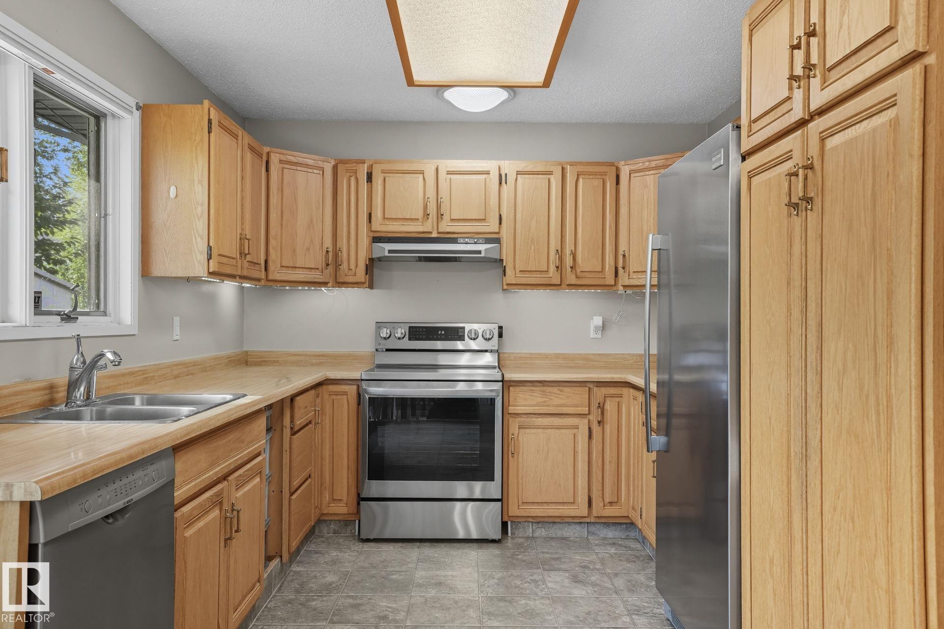 Photo 9 at 7 Pembina Place, Pineview, St. Albert