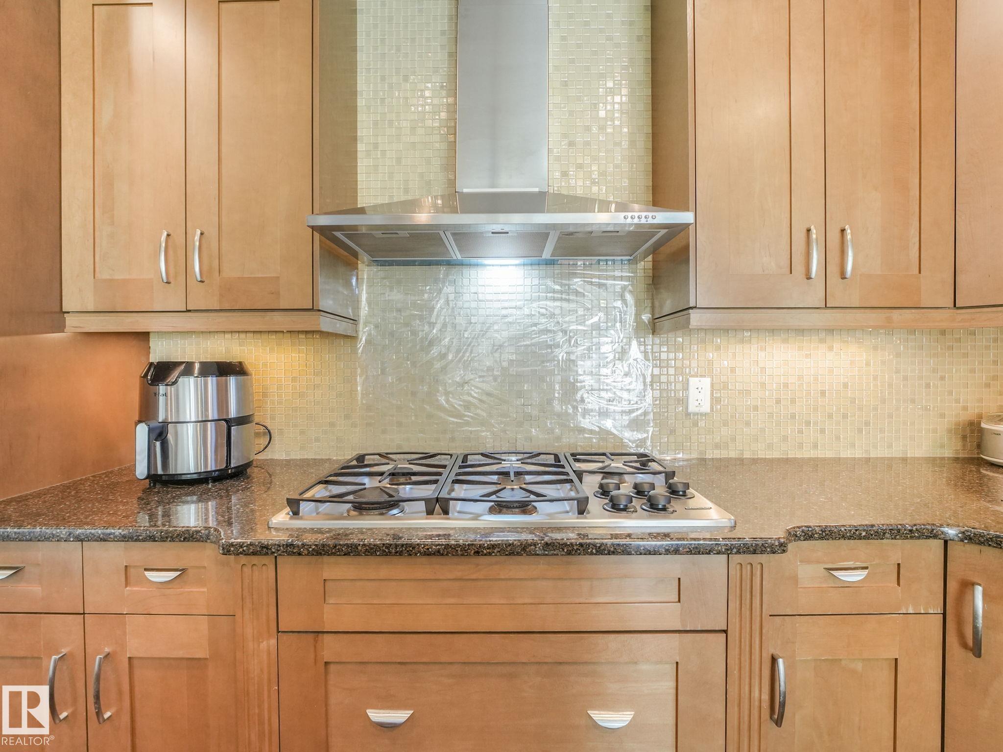 Photo 17 at 2408 Martell Crescent NW, Magrath Heights, Edmonton