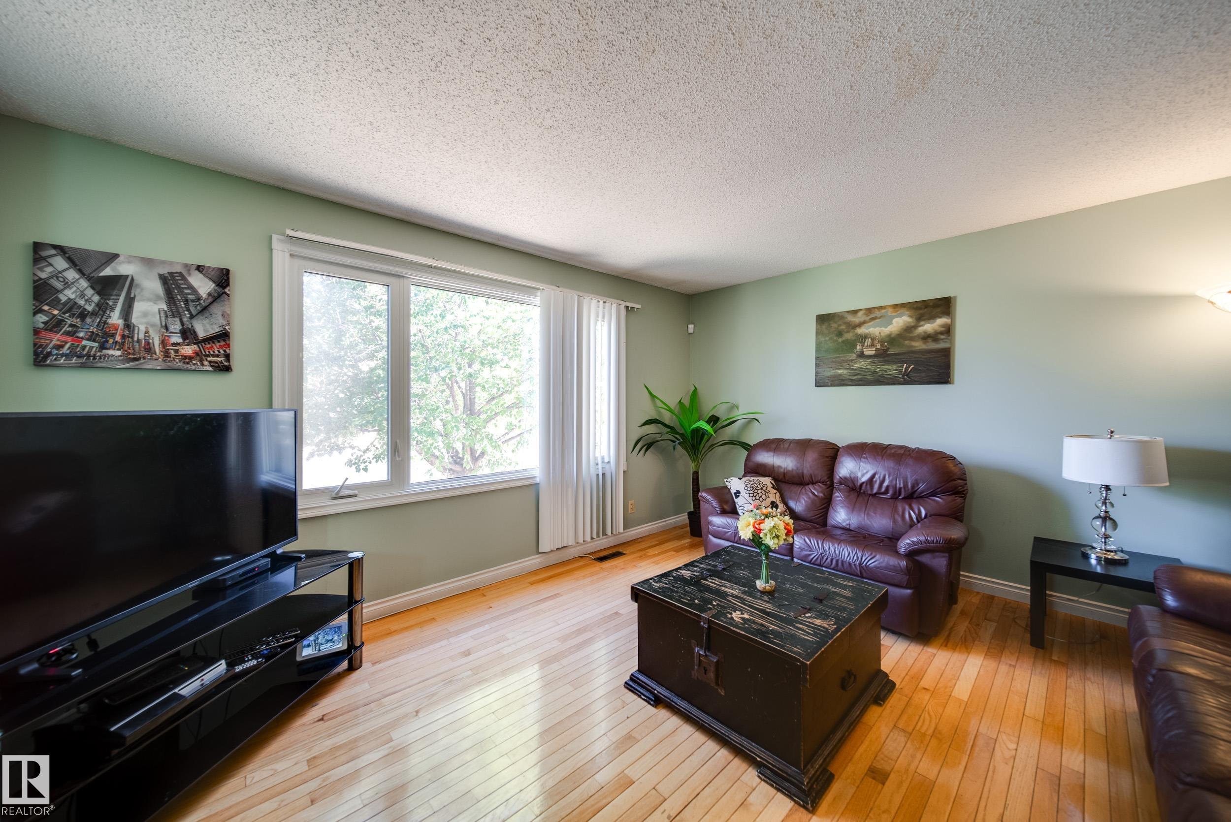 Photo 2 at 102 Woodvale Road W NW, Hillview, Edmonton