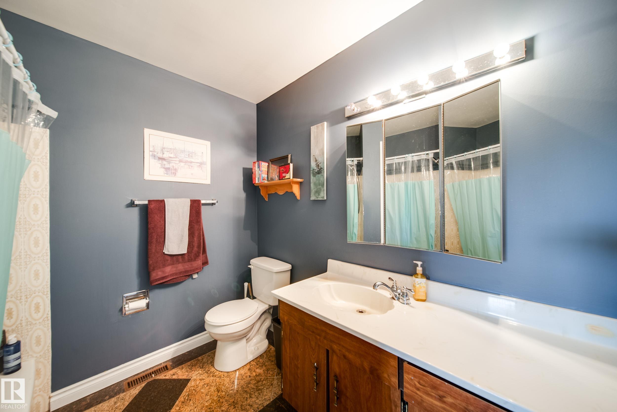 Photo 12 at 102 Woodvale Road W NW, Hillview, Edmonton