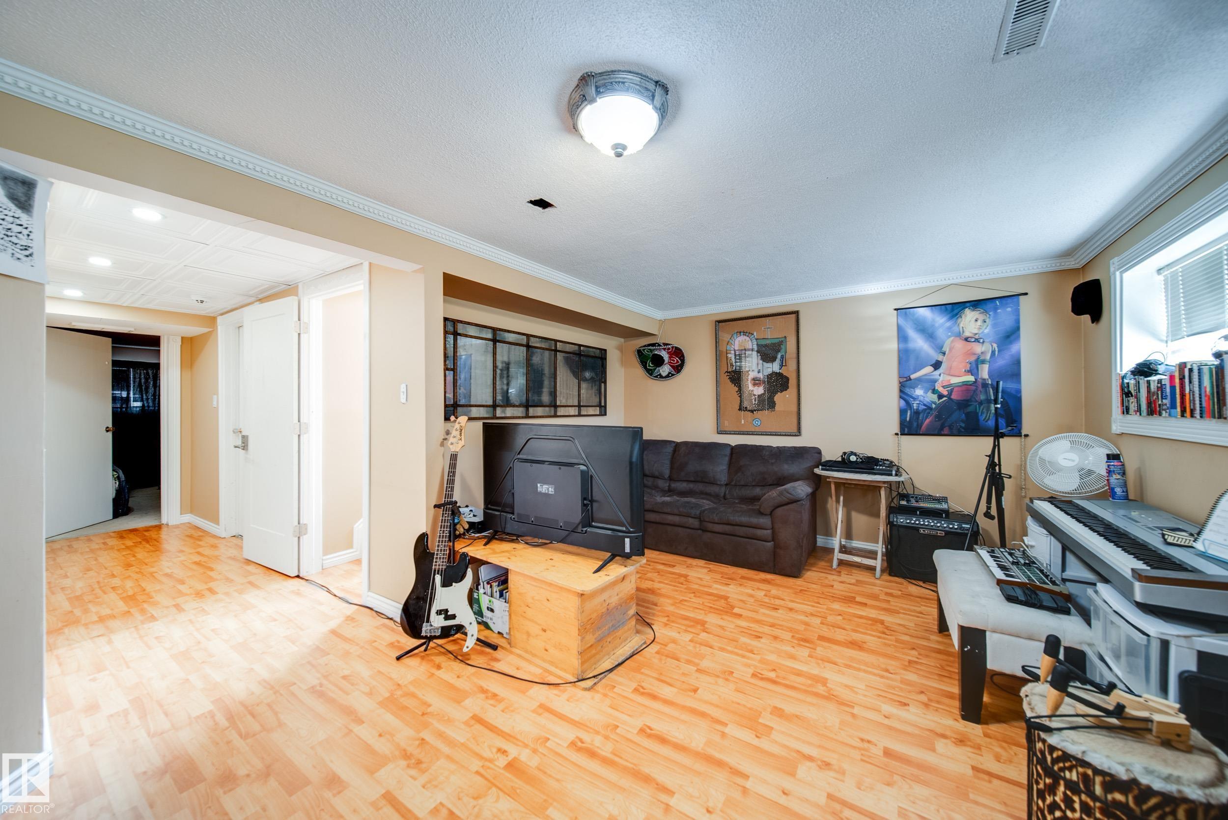 Photo 17 at 102 Woodvale Road W NW, Hillview, Edmonton