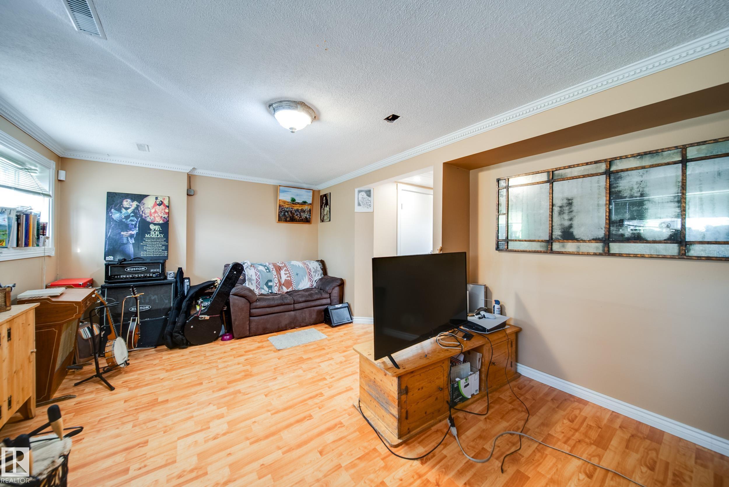 Photo 18 at 102 Woodvale Road W NW, Hillview, Edmonton