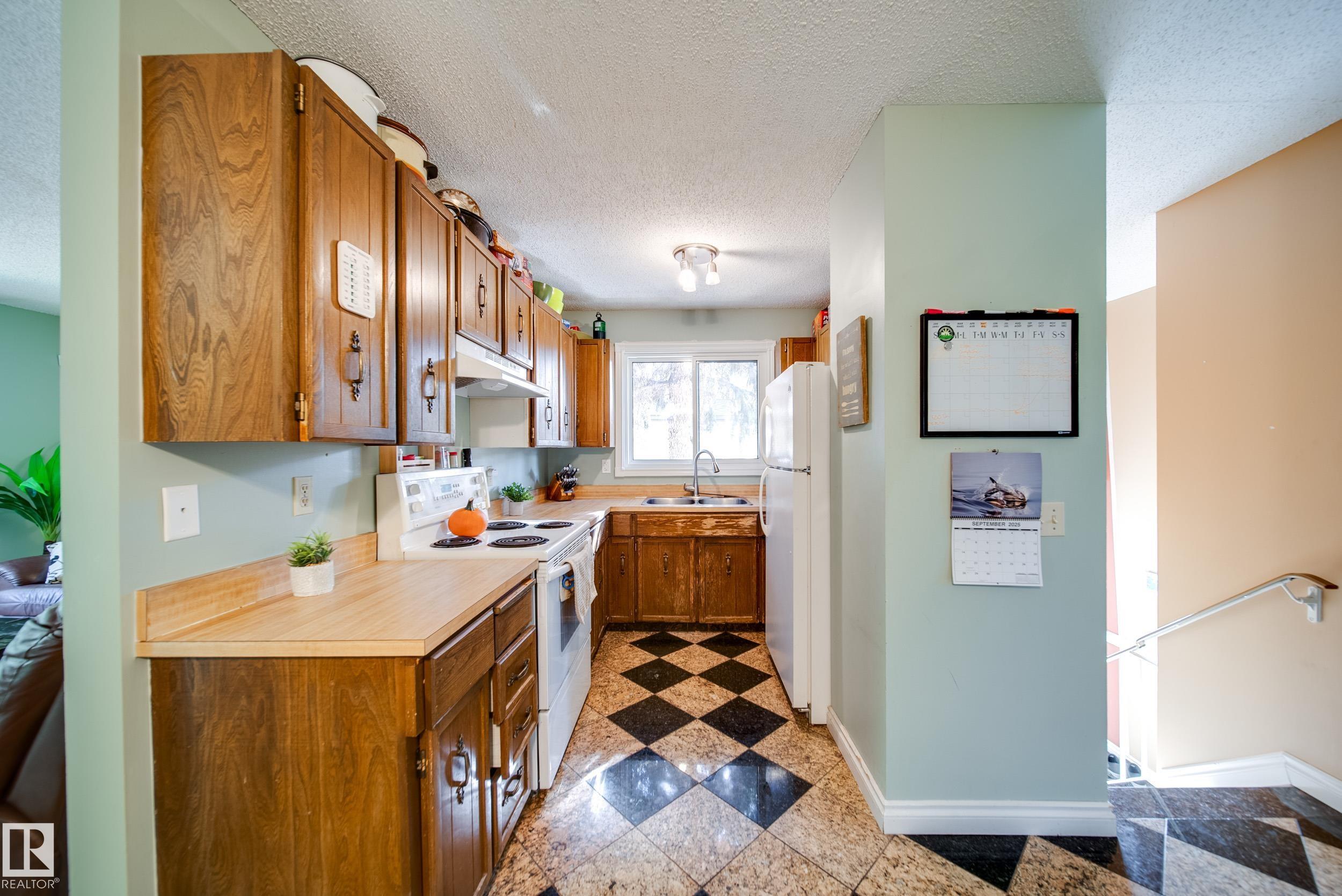Photo 6 at 102 Woodvale Road W NW, Hillview, Edmonton
