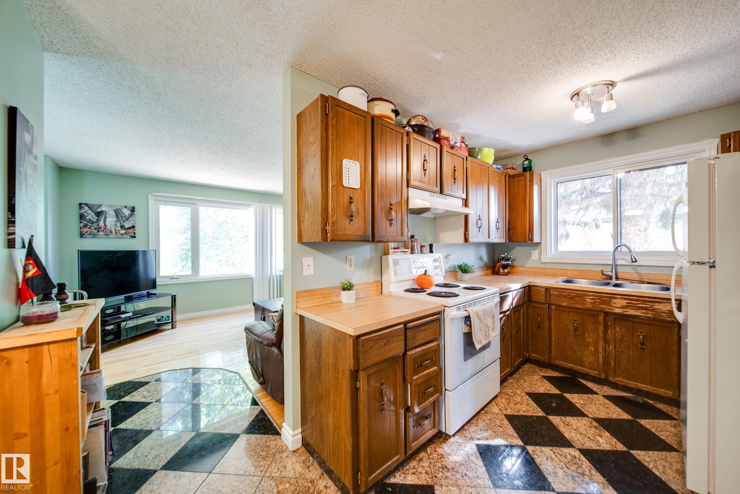 Photo 7 at 102 Woodvale Road W NW, Hillview, Edmonton