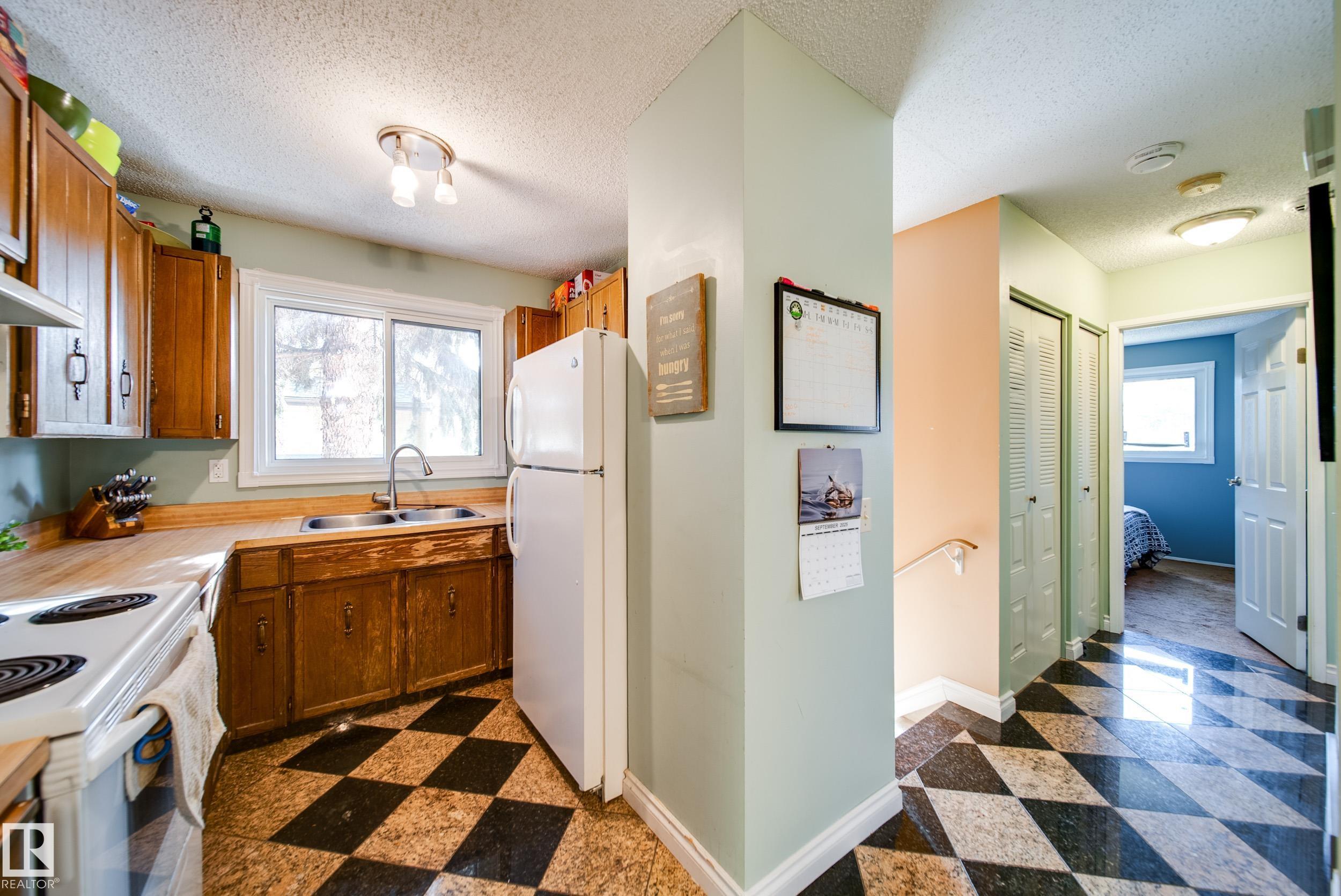 Photo 8 at 102 Woodvale Road W NW, Hillview, Edmonton