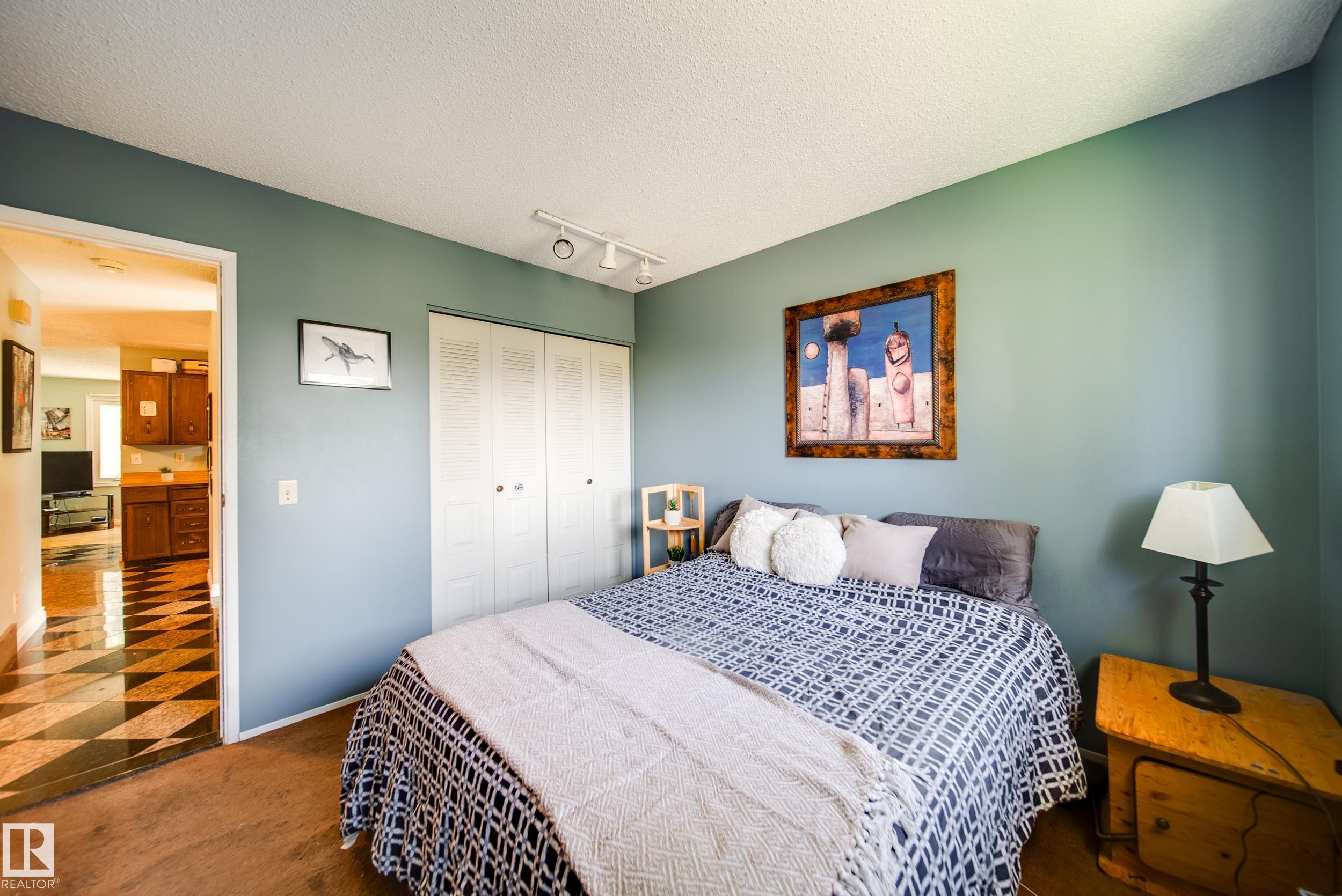 Photo 10 at 102 Woodvale Road W NW, Hillview, Edmonton