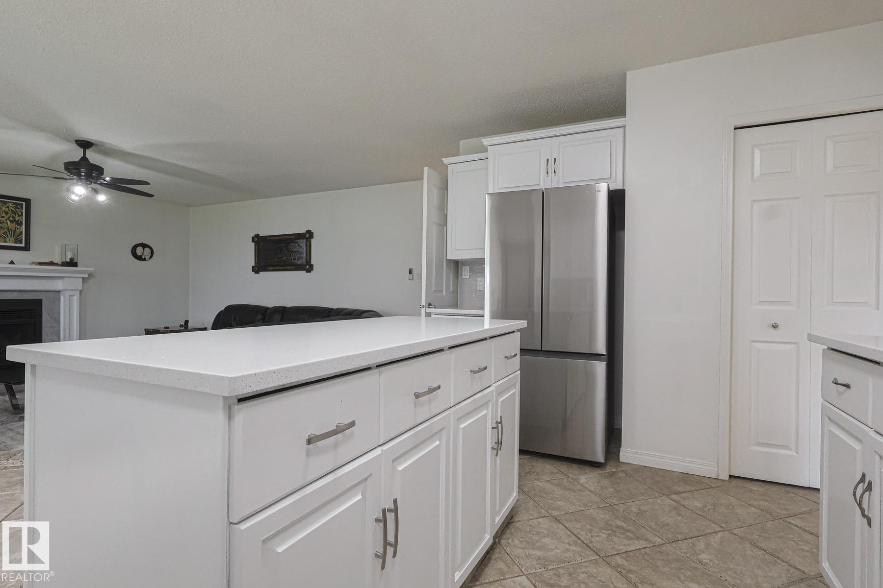 Photo 11 at 12 Elsinore Place NW, Elsinore, Edmonton