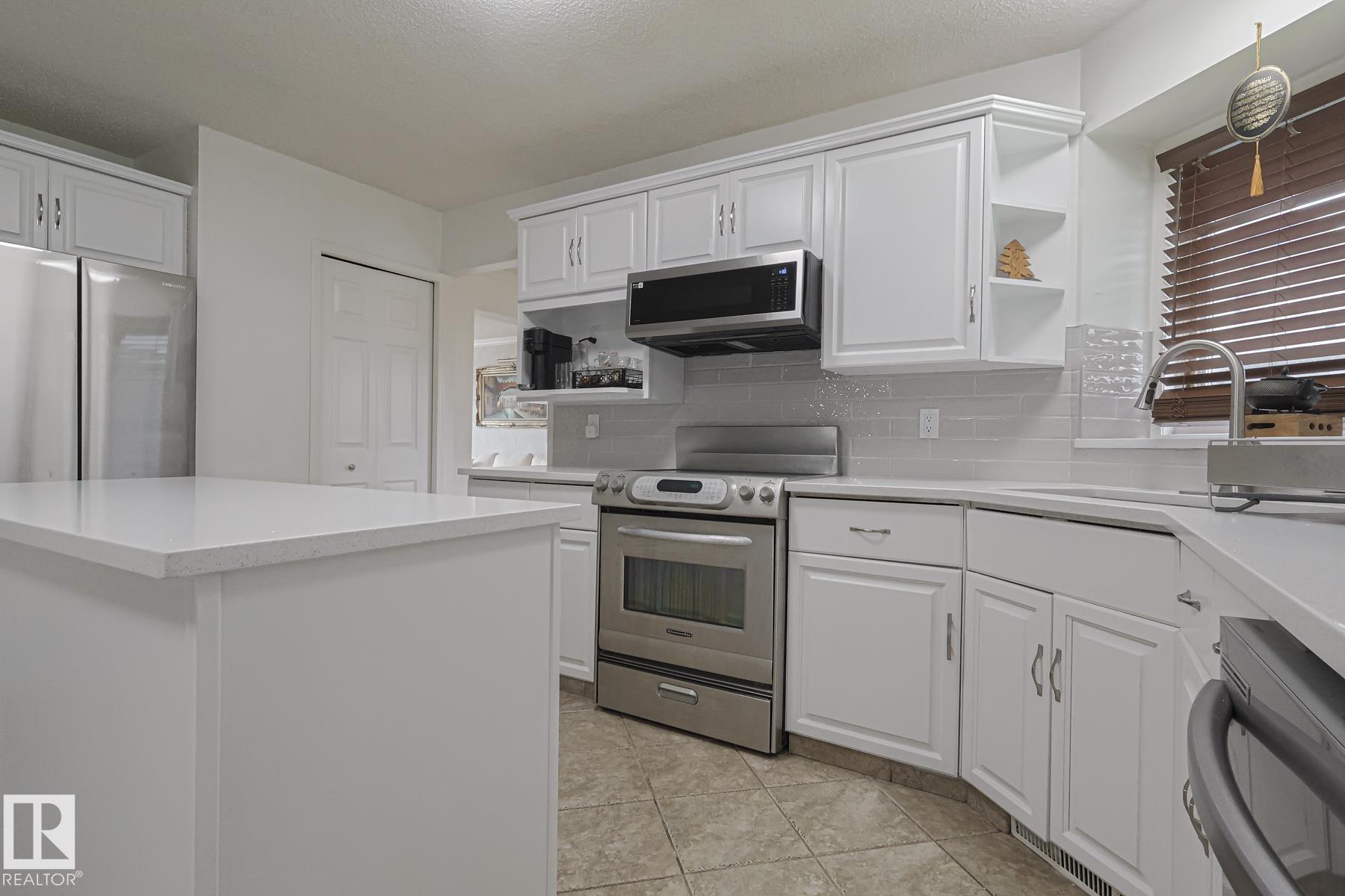 Photo 10 at 12 Elsinore Place NW, Elsinore, Edmonton