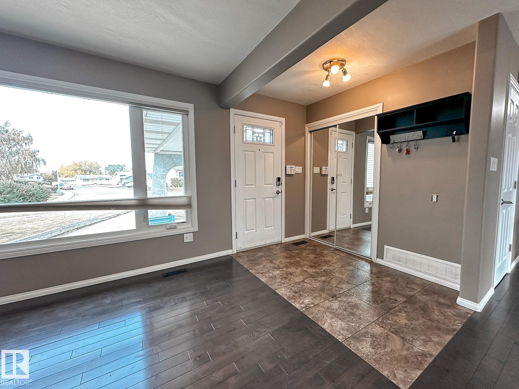 Photo 4 at 11403 149 Avenue NW, Caernarvon, Edmonton