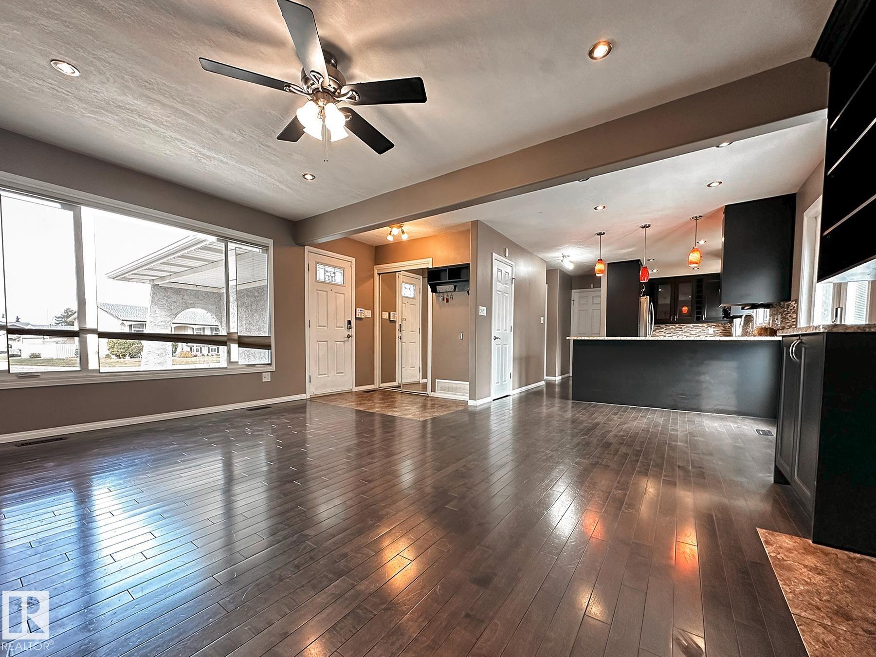 Photo 8 at 11403 149 Avenue NW, Caernarvon, Edmonton