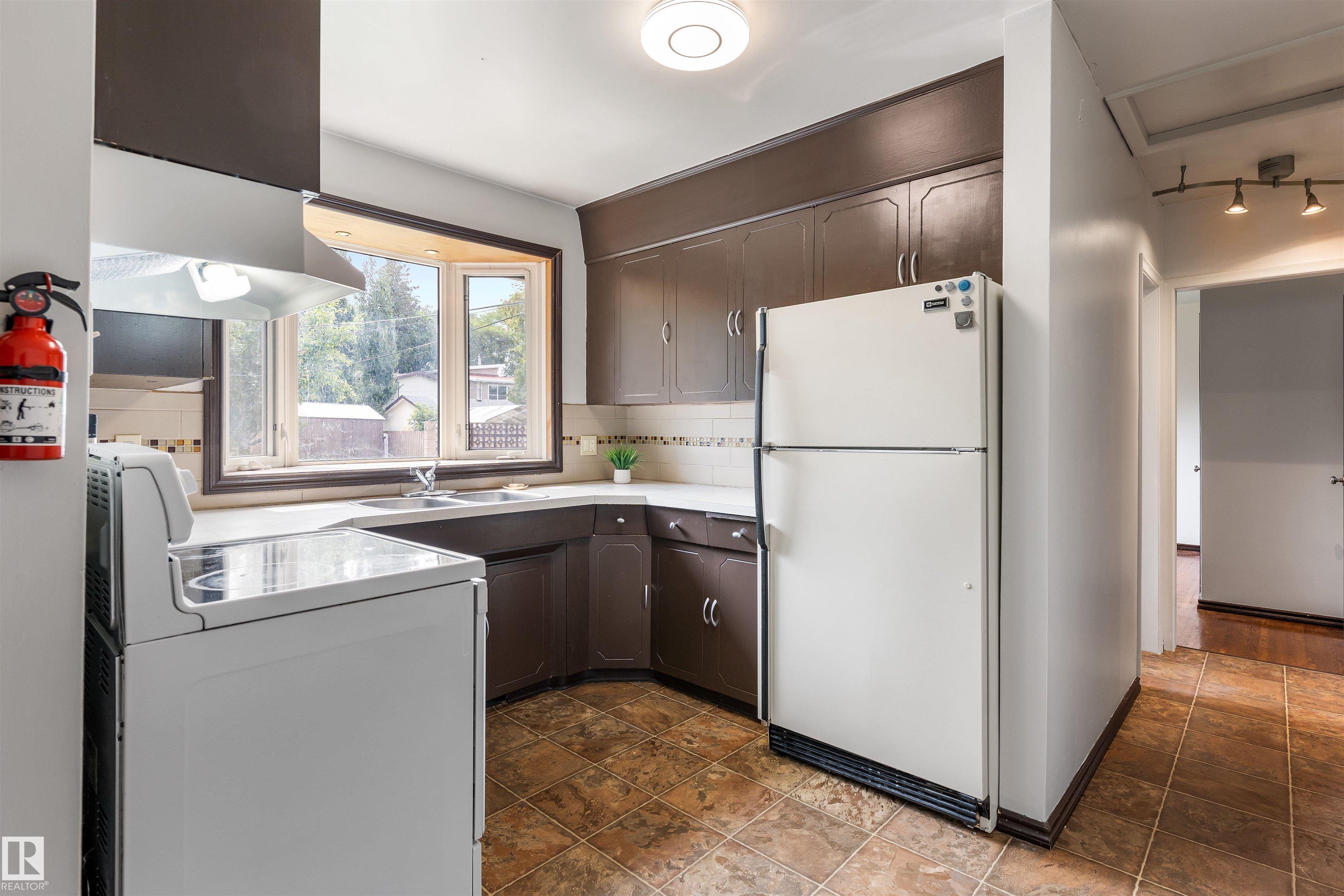 Photo 11 at 52 Belmont Drive, Braeside, St. Albert