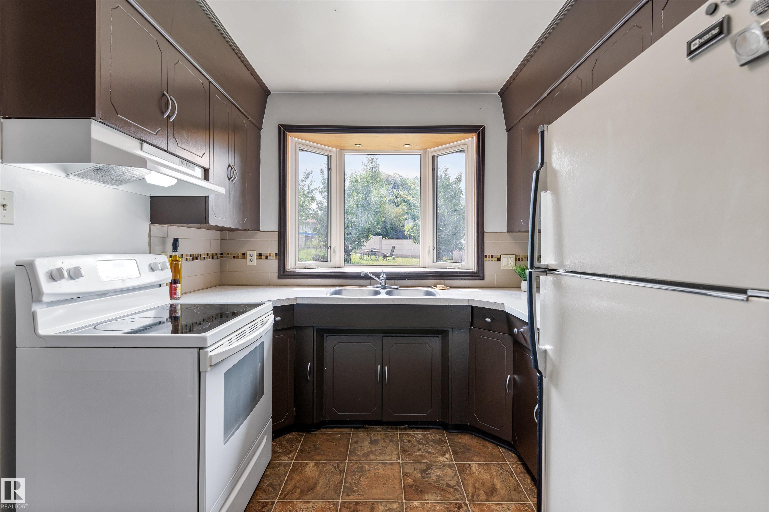 Photo 12 at 52 Belmont Drive, Braeside, St. Albert