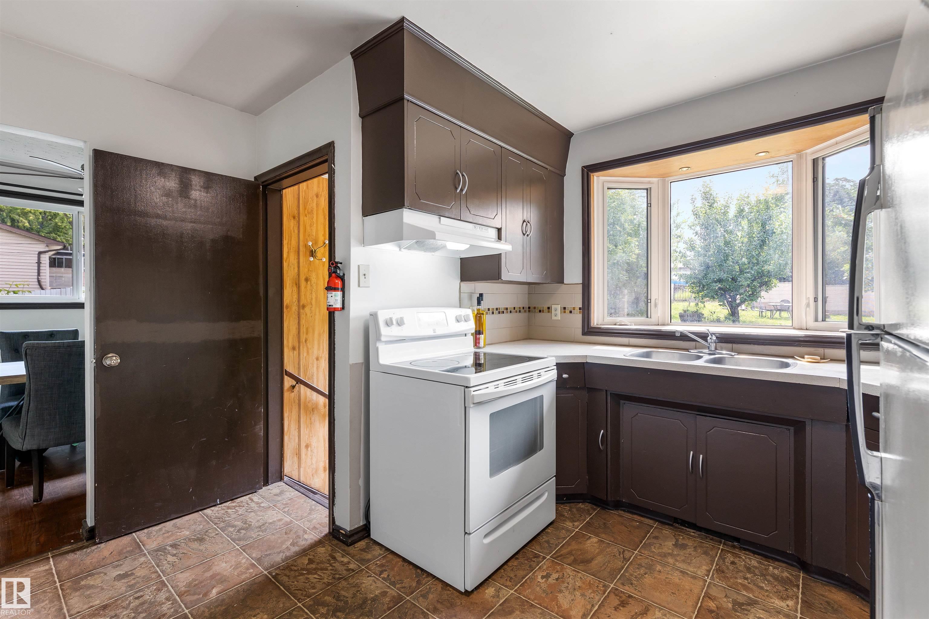 Photo 13 at 52 Belmont Drive, Braeside, St. Albert