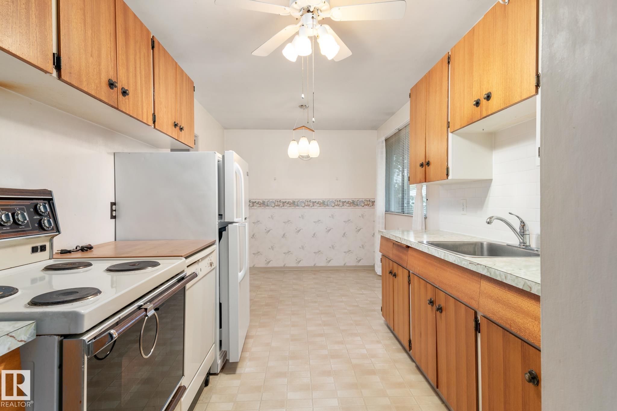 Photo 8 at 12419 135a Avenue NW, Kensington, Edmonton