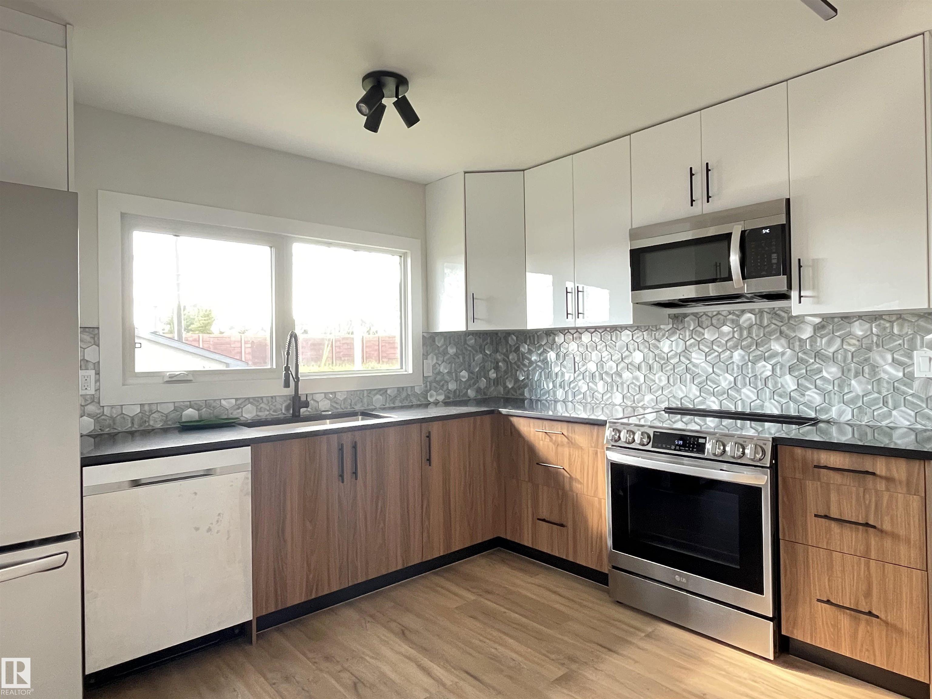 Photo 3 at 9108 169 Street NW, West Meadowlark Park, Edmonton