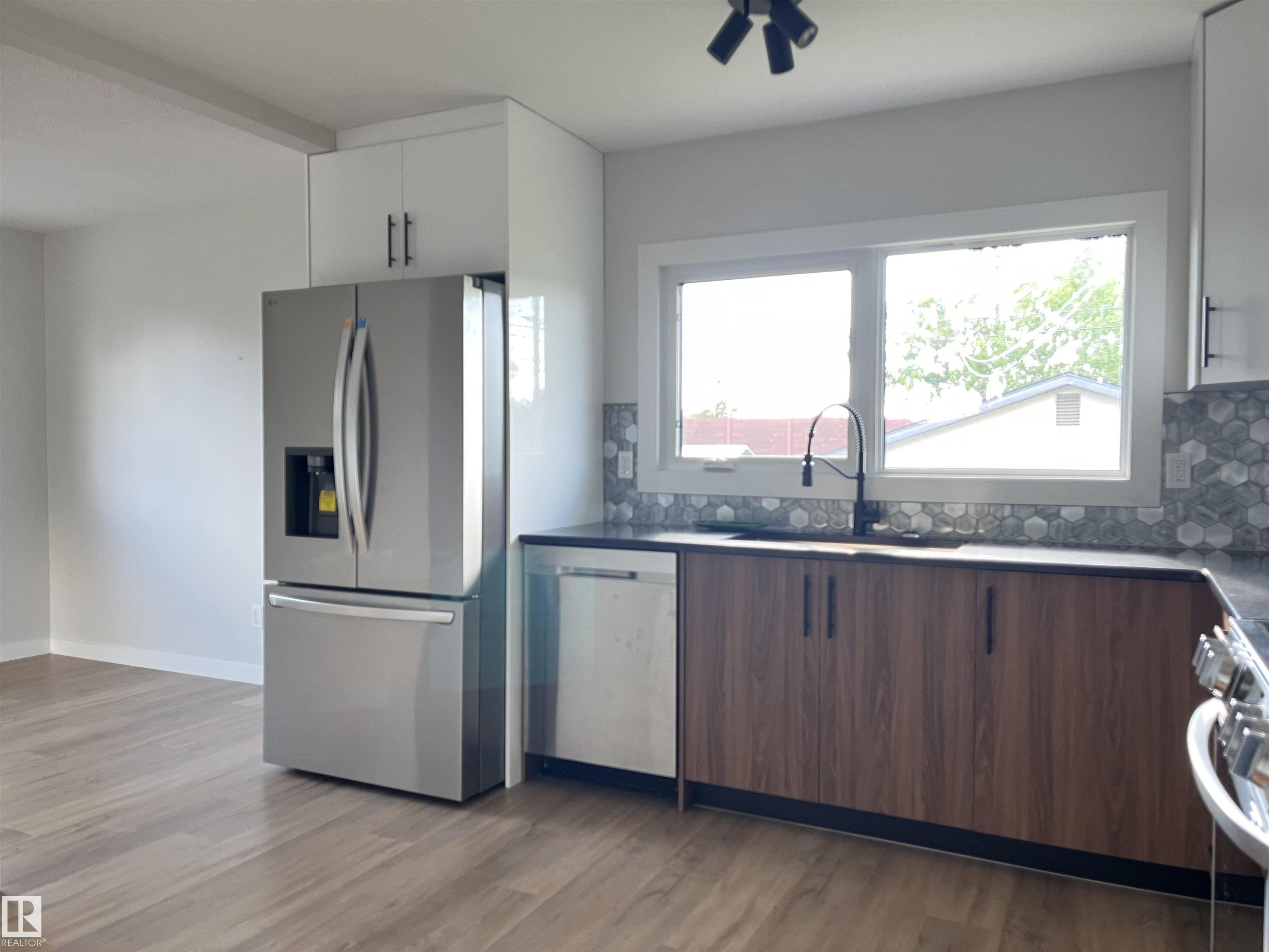 Photo 4 at 9108 169 Street NW, West Meadowlark Park, Edmonton