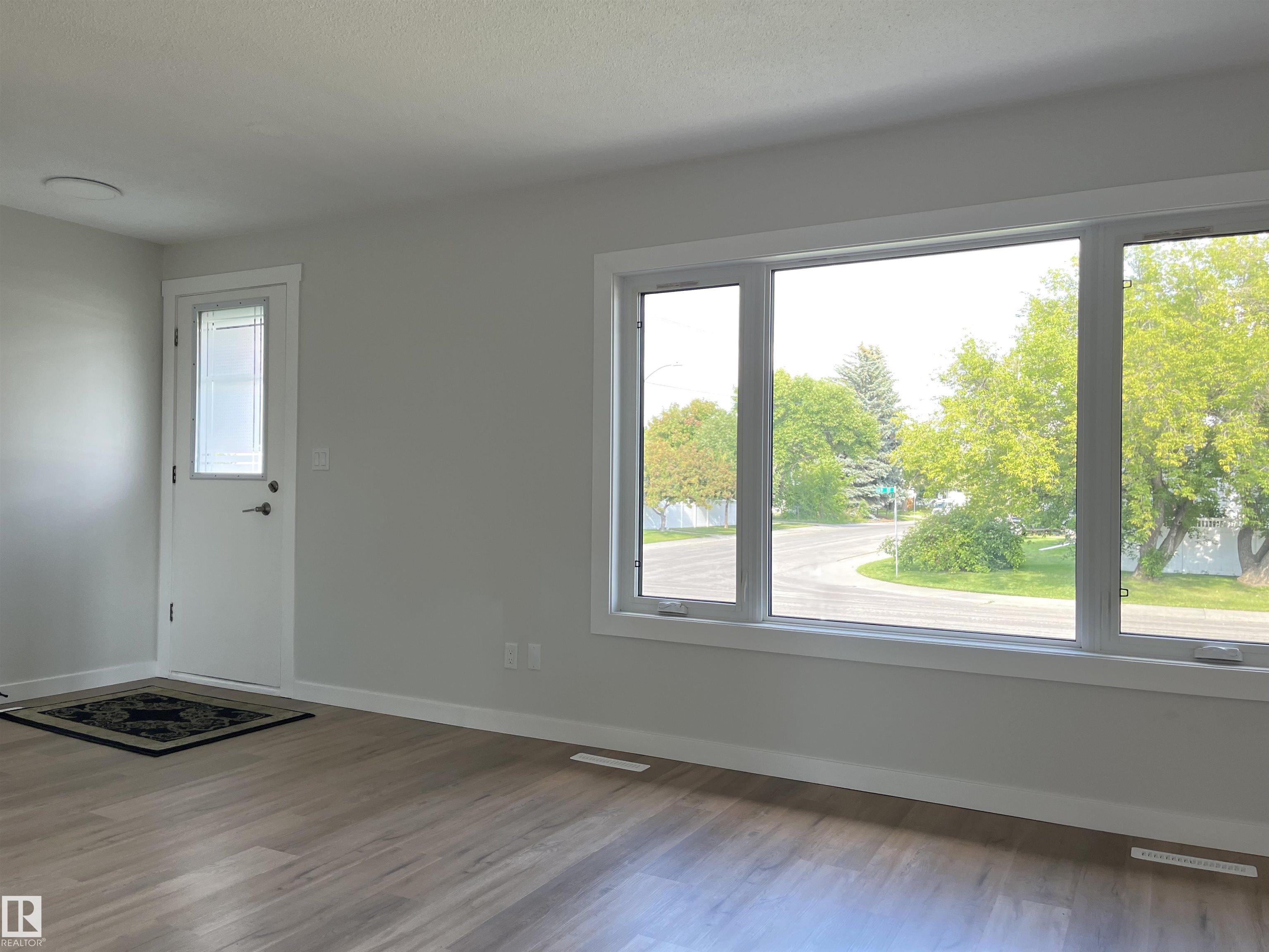 Photo 10 at 9108 169 Street NW, West Meadowlark Park, Edmonton