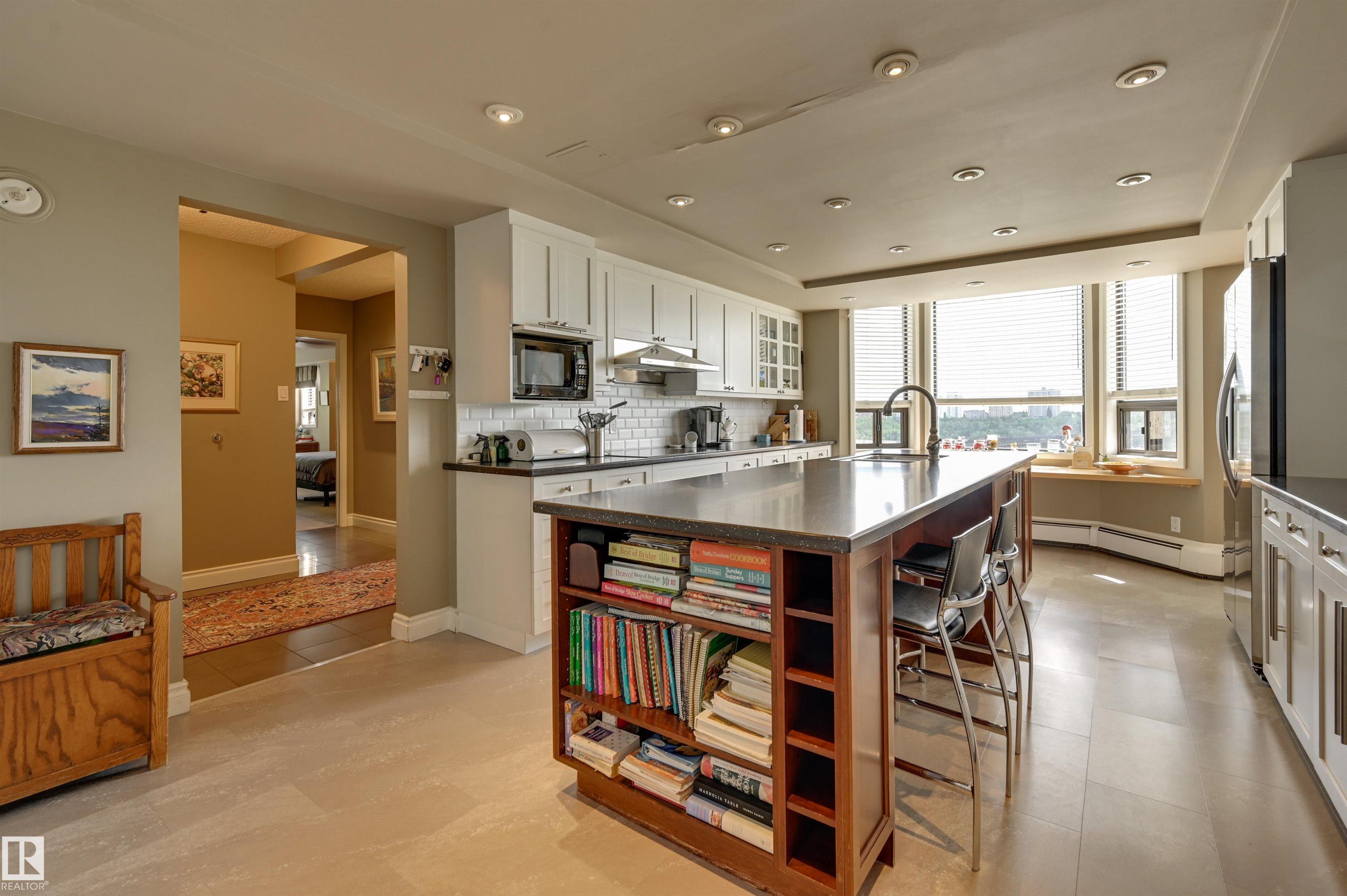Photo 11 at 10 - 9734 111 Street NW, Wîhkwêntôwin, Edmonton