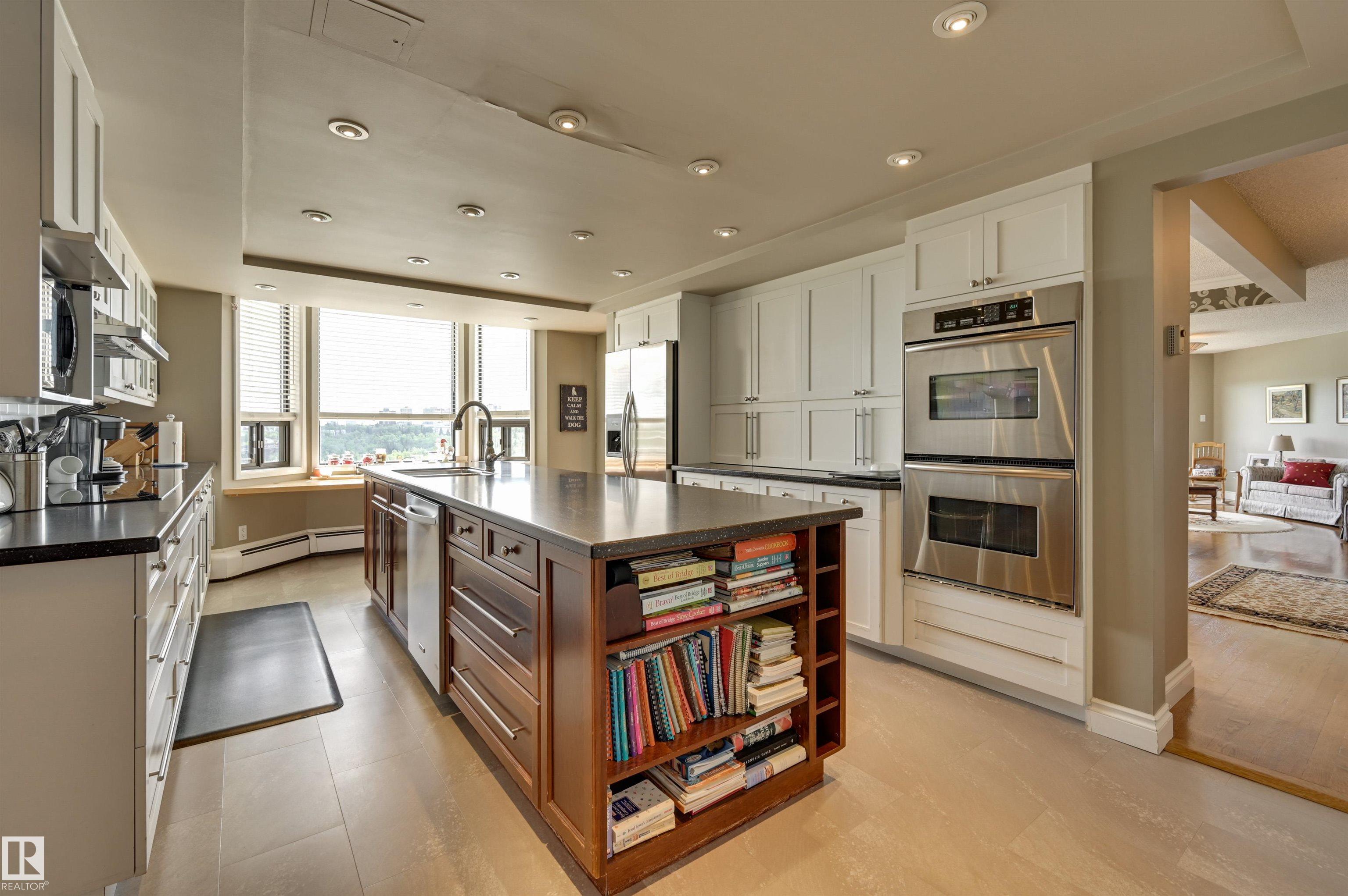 Photo 12 at 10 - 9734 111 Street NW, Wîhkwêntôwin, Edmonton