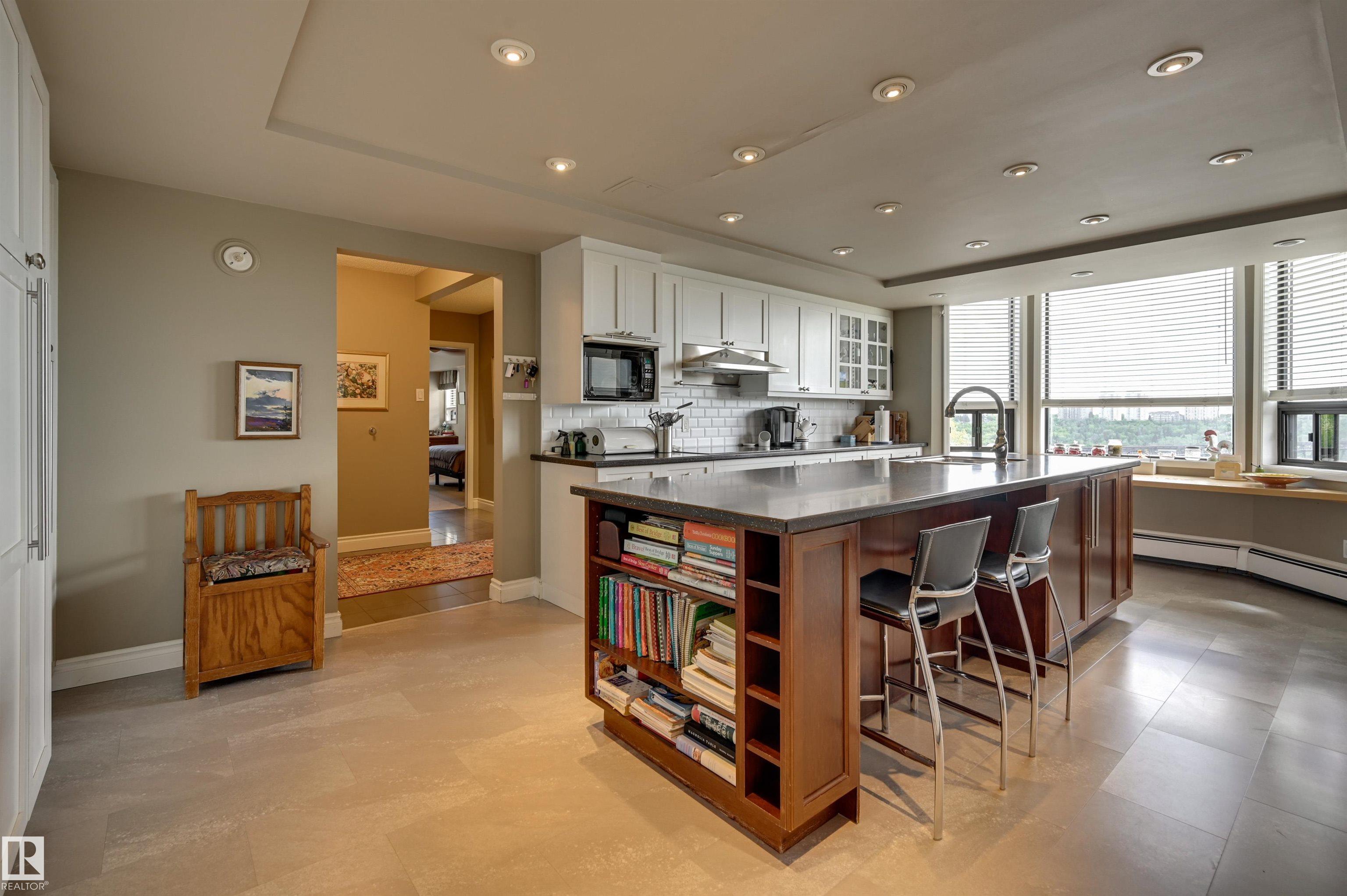 Photo 10 at 10 - 9734 111 Street NW, Wîhkwêntôwin, Edmonton