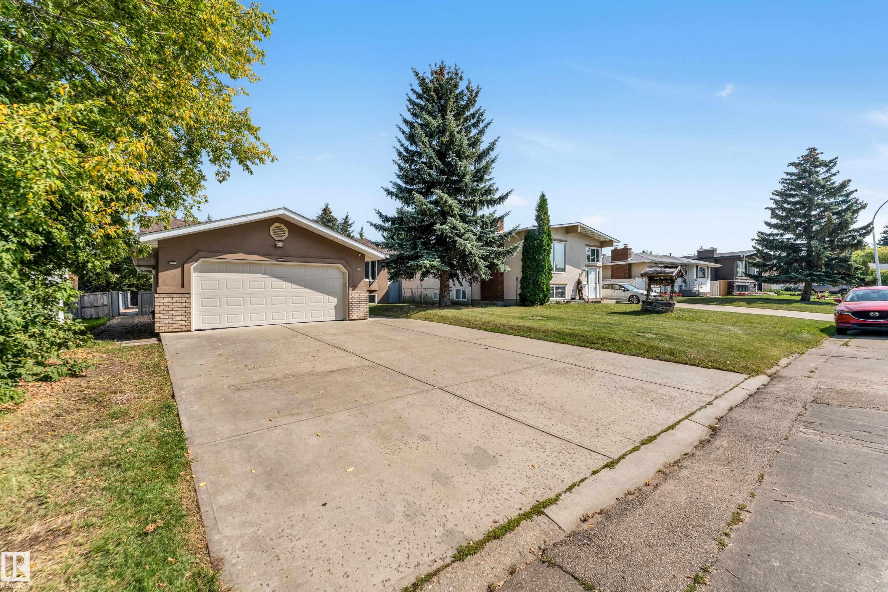 Photo 2 at 3923 67 Street NW, Michaels Park, Edmonton