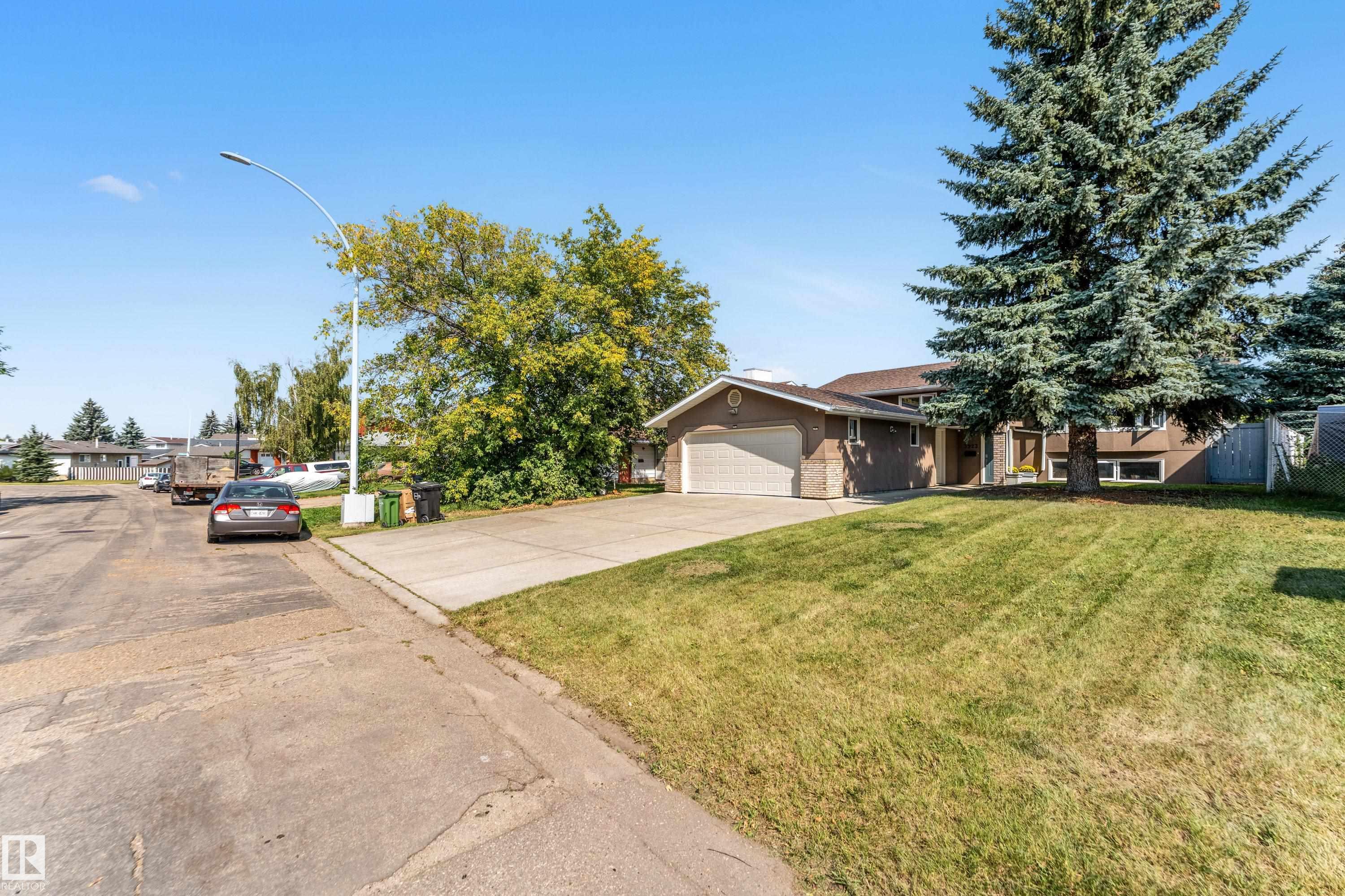 Photo 3 at 3923 67 Street NW, Michaels Park, Edmonton